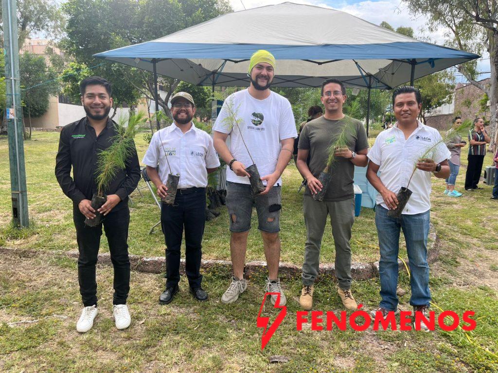 Trabajan en equipo y suman esfuerzos por el cuidado del medio ambiente Trabajan en equipo y suman esfuerzos por el cuidado del medio ambiente