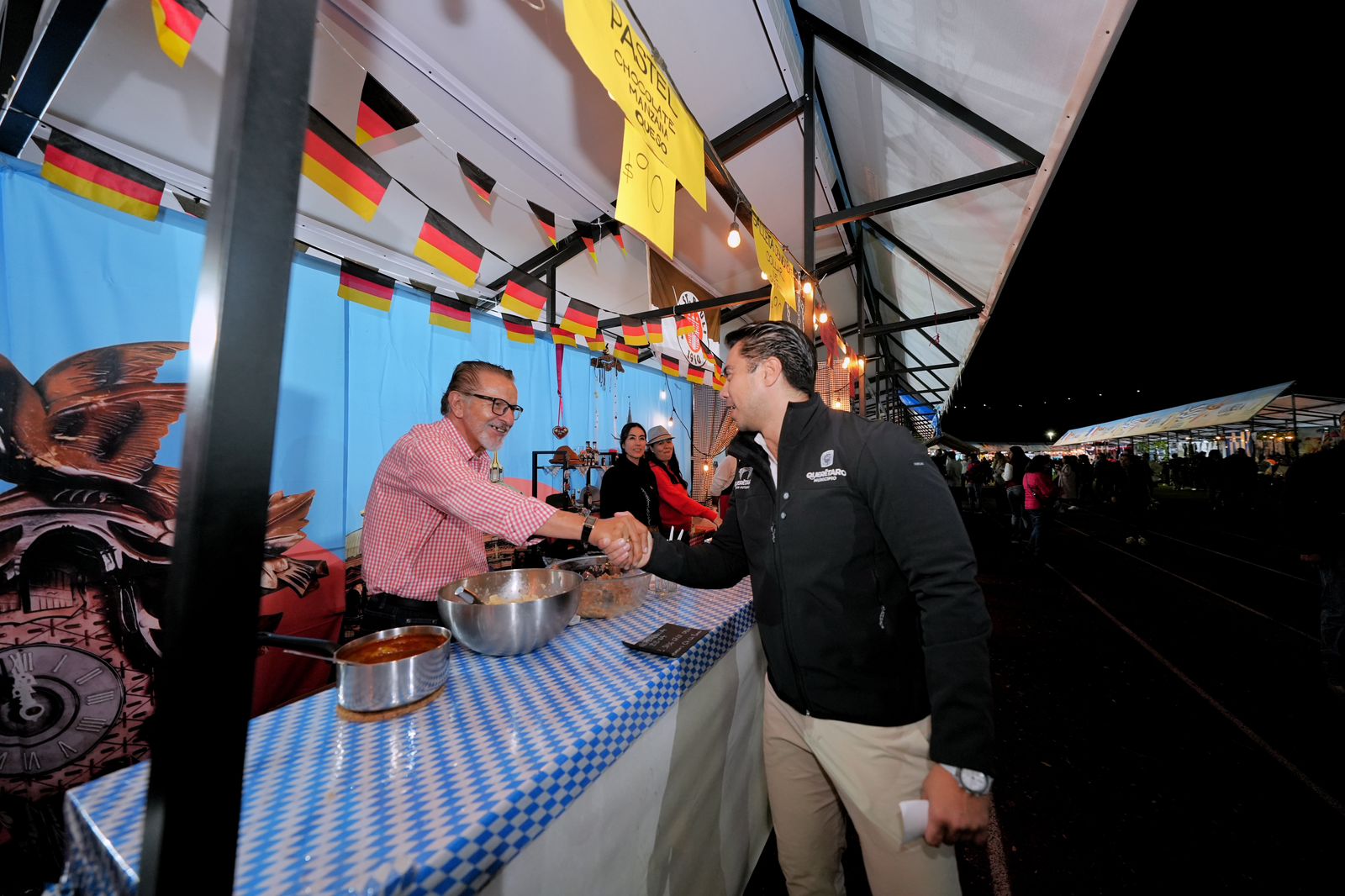 Imagen de Recorre Felifer Macías el XVII Festival de Comunidades Extranjeras 33