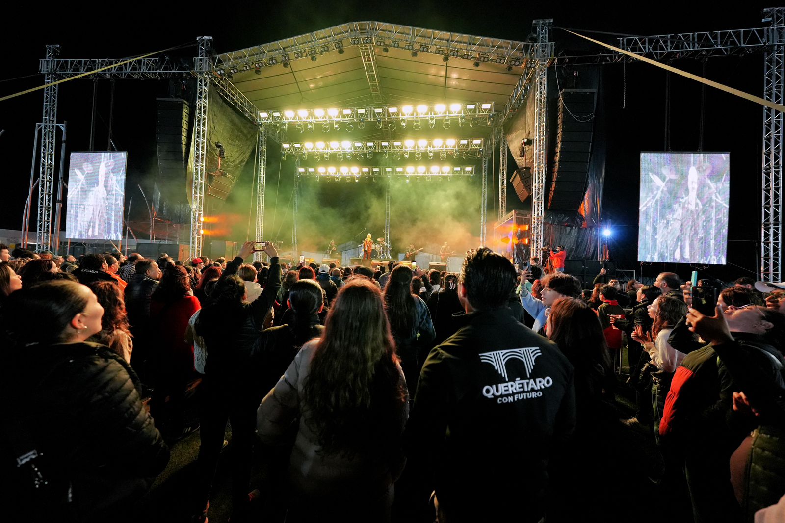 Imagen de Recorre Felifer Macías el XVII Festival de Comunidades Extranjeras 32