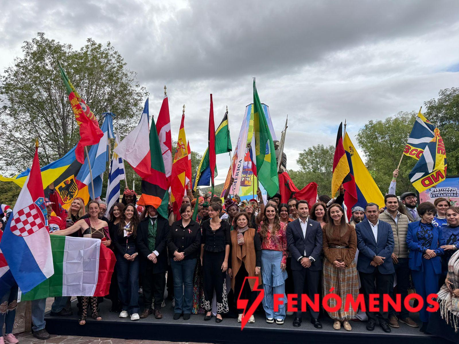 Recorre Felifer Macías el XVII Festival de Comunidades Extranjeras