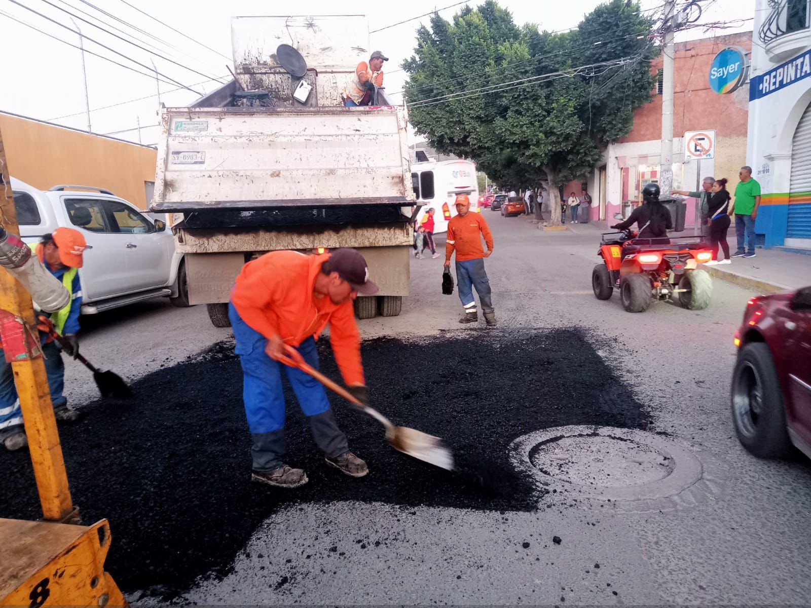 WhatsApp Image 2025-10-27 at 10.37.45 AM(3) Imagen de Municipio de Querétaro atiende más de 56 mil metros cuadrados de bacheo 12