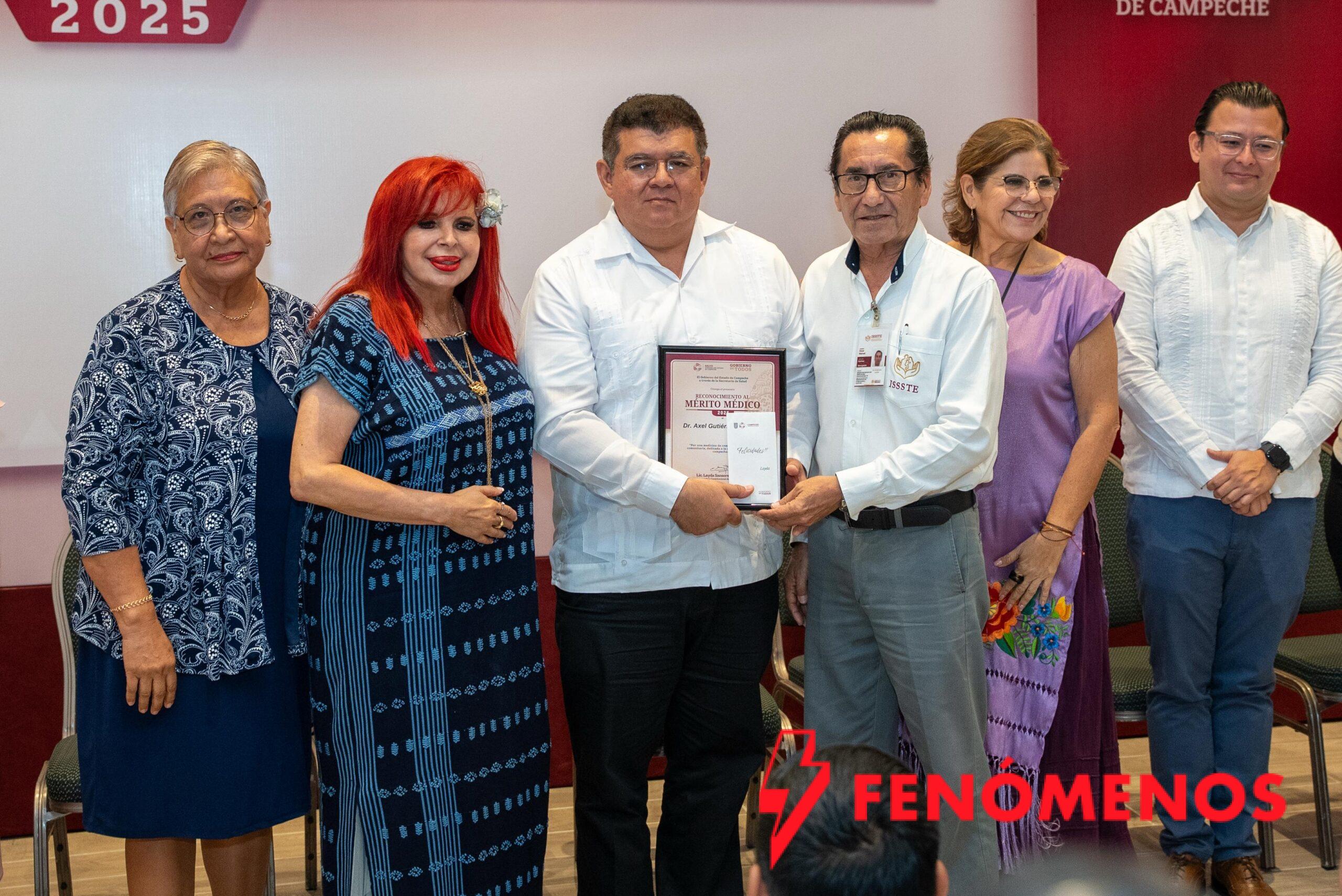 MÉDICOS Y MÉDICAS RECIBIERON EL RECONOCIMIENTO AL MÉRITO MÉDICO 2025 DE MANOS DE LA GOBERNADORA LAYDA SANSORES SAN ROMÁN