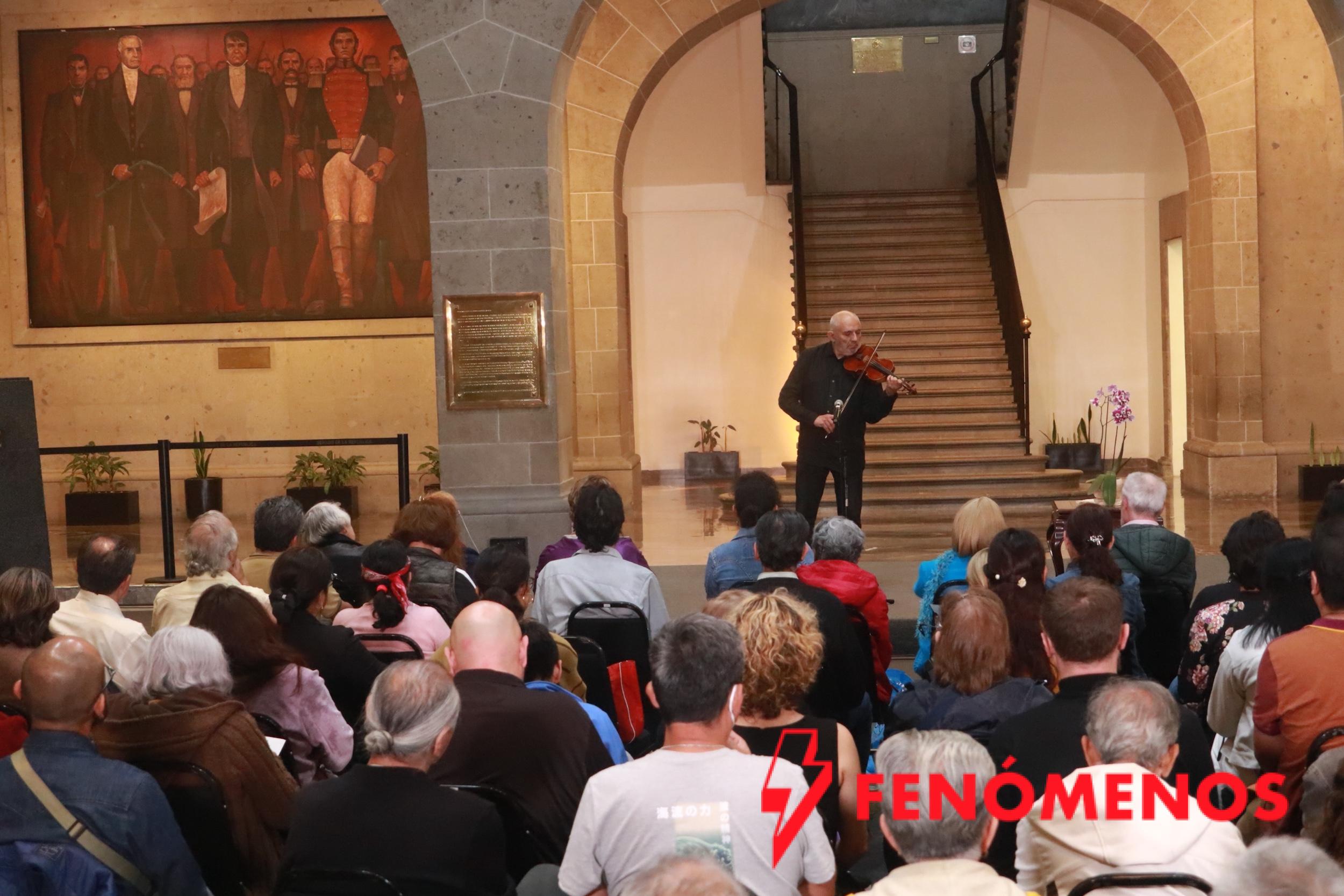 El virtuosismo del violinista Román Revueltas resuena con Bach en los Conciertos de Bellas Artes