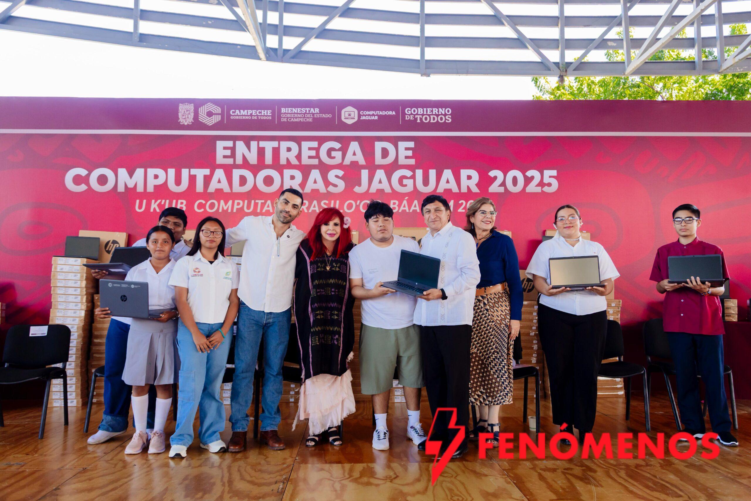 LA GOBERNADORA LAYDA SANSORES SAN ROMÁN ENTREGÓ COMPUTADORAS A ESTUDIANTES DE TODOS LOS NIVELES EDUCATIVOS
