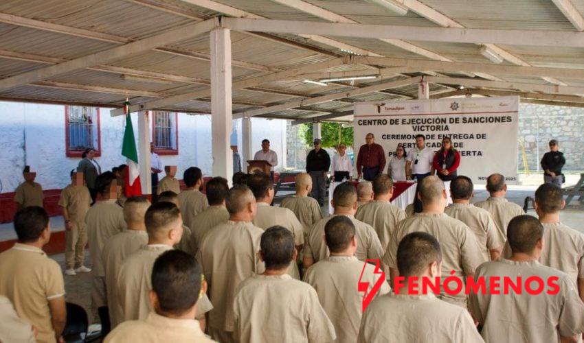 Impulsa SET reintegración con entrega de certificados de preparatoria a internos de los CEDES