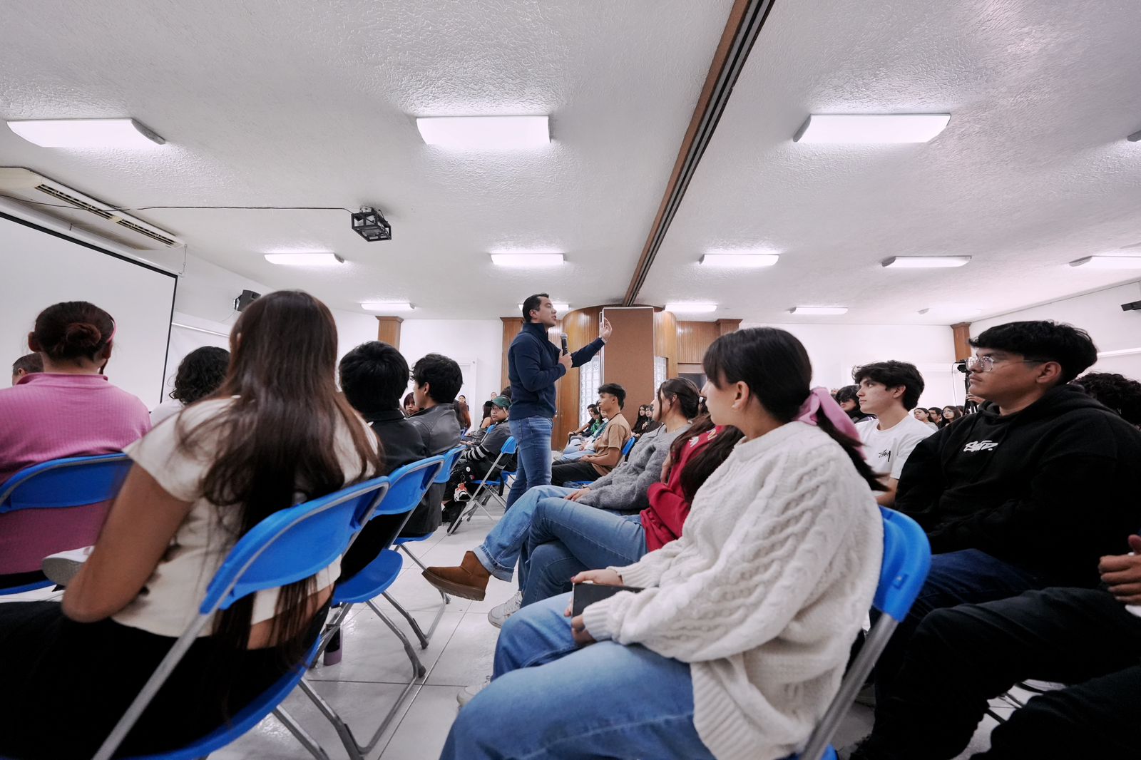 Imagen de Comparte Felifer Macías con estudiantes de la UAQ la importancia del servicio público 13