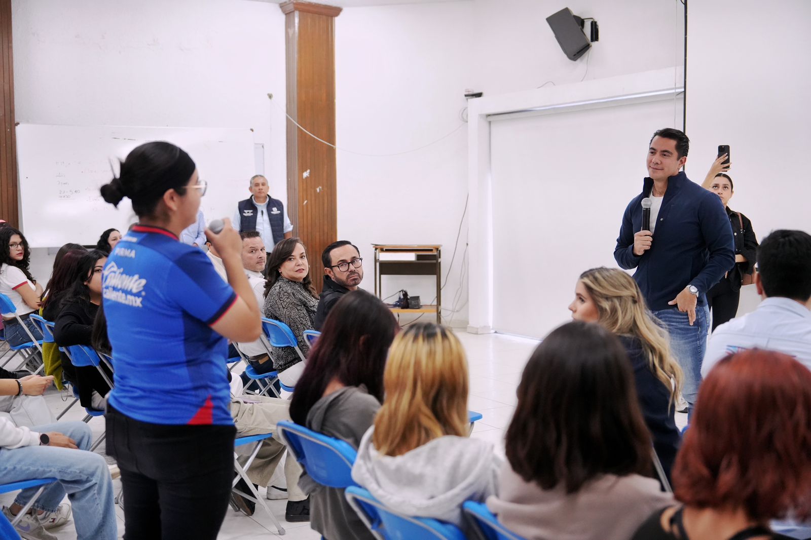 Imagen de Comparte Felifer Macías con estudiantes de la UAQ la importancia del servicio público 11