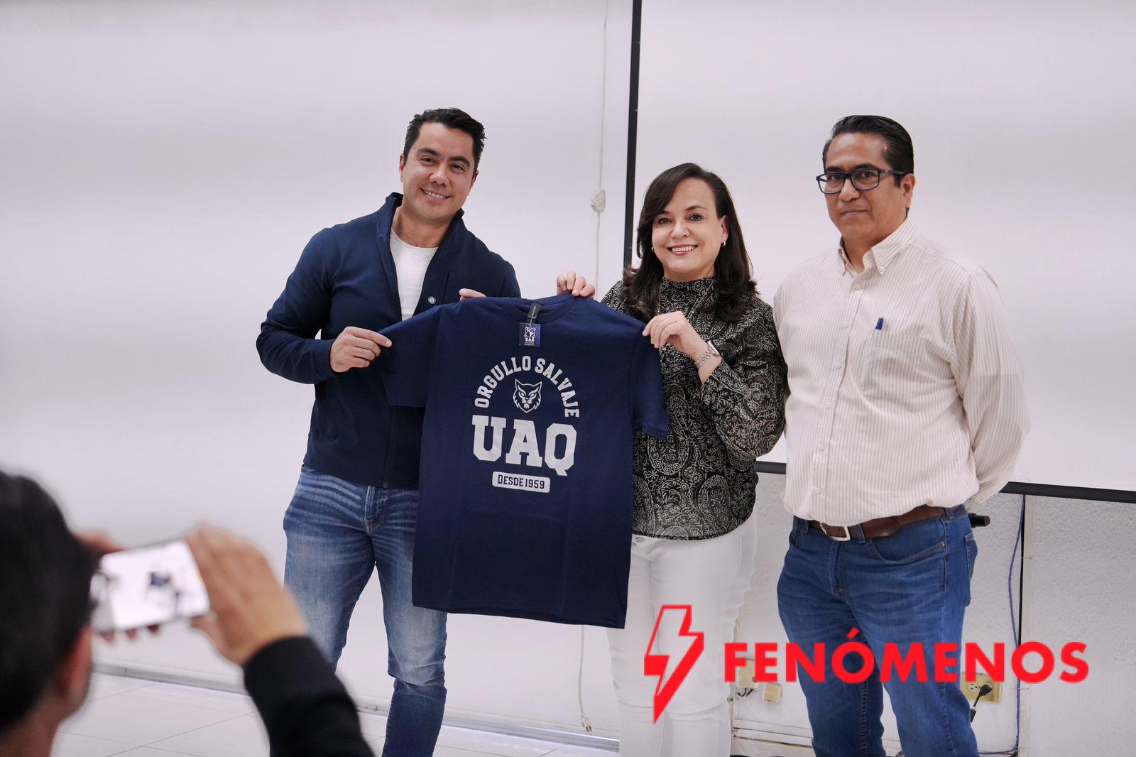 Comparte Felifer Macías con estudiantes de la UAQ la importancia del servicio público