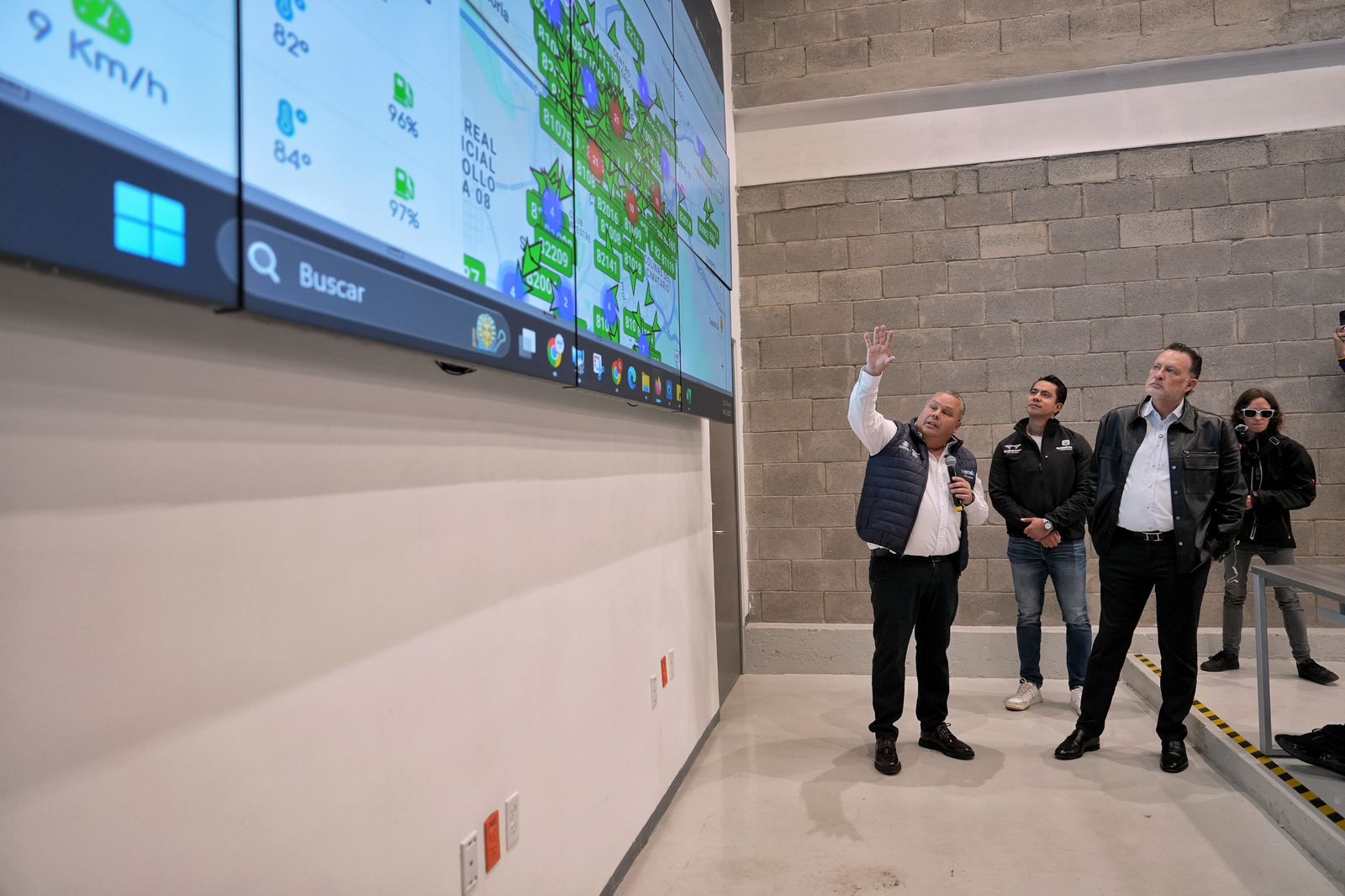 WhatsApp Image 2025-11-05 at 10.07.29 AM Imagen de Acompaña Felifer Macías al Gobernador en la inauguración de la segunda etapa del patio de operaciones de Qrobus 6