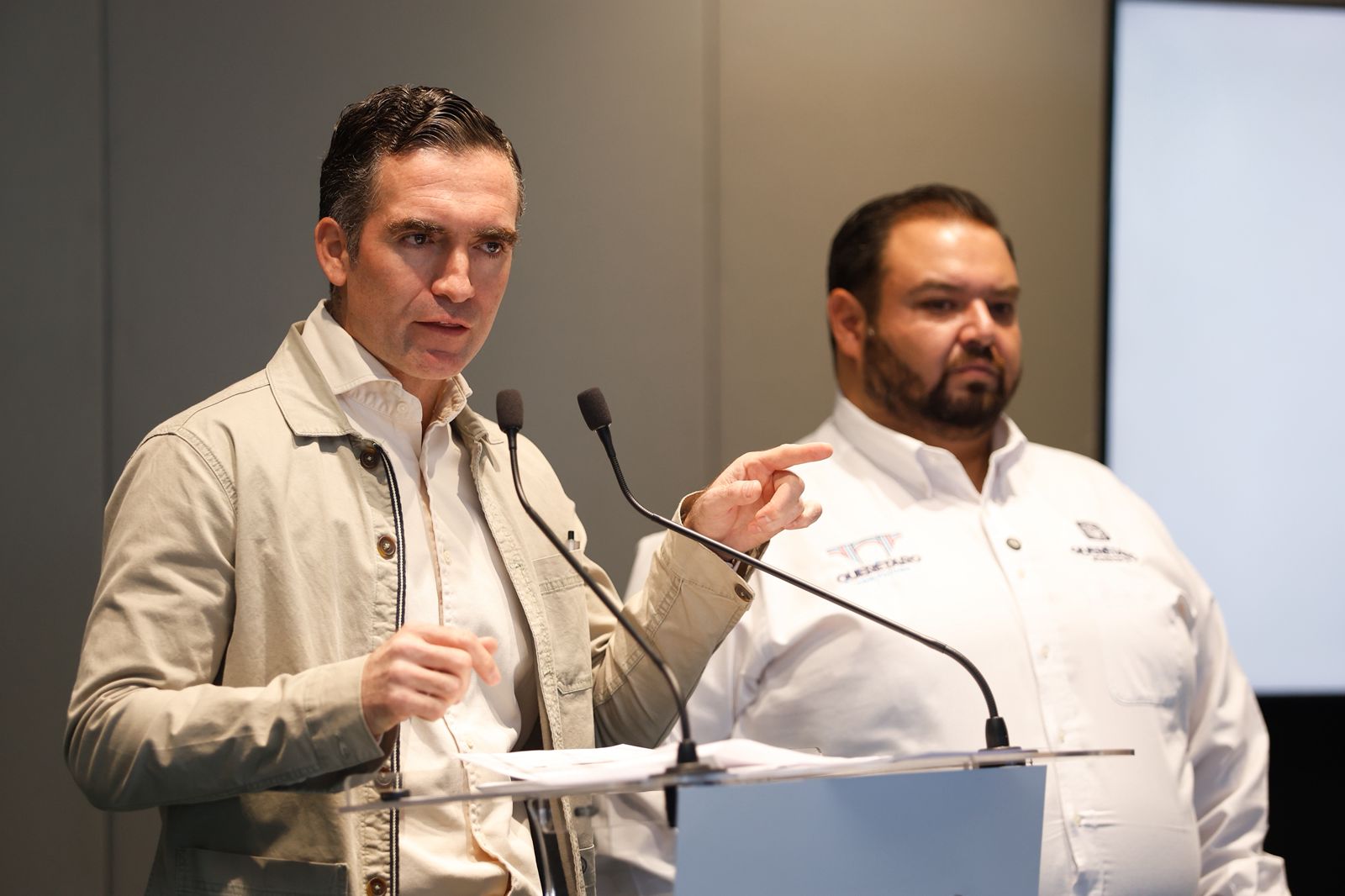 Imagen de Presenta Felifer Macías programas para fortalecer el patrimonio de las familias y reconocer la labor policial 3