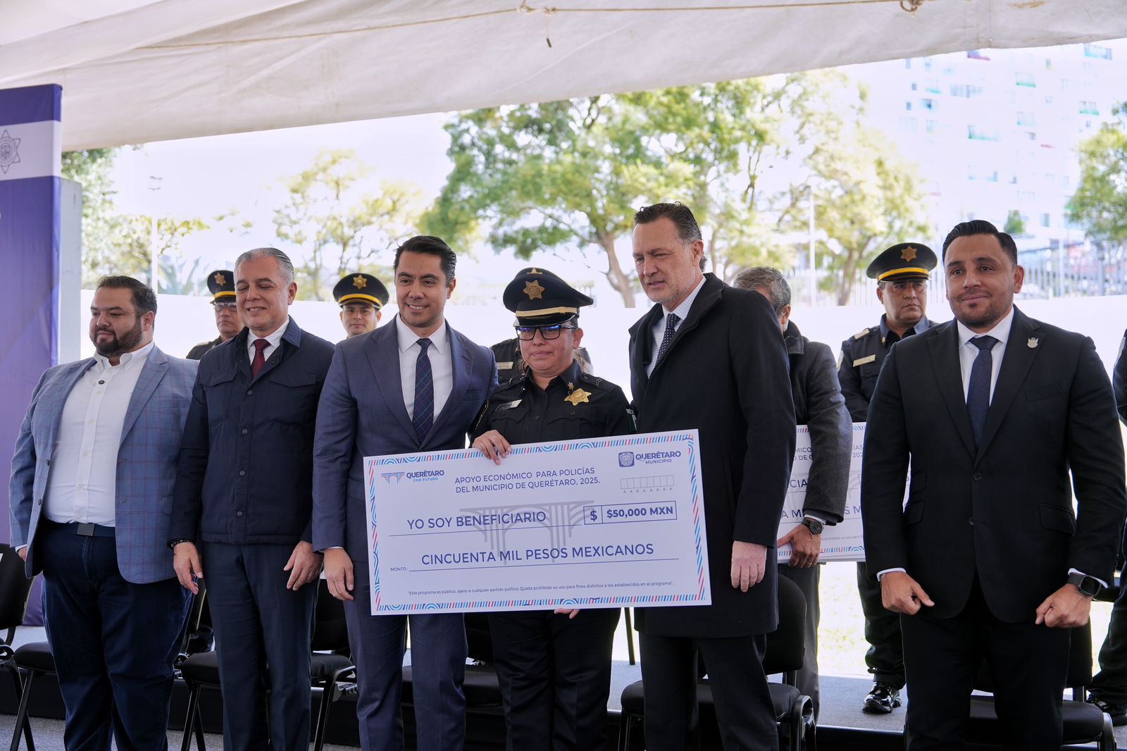 WhatsApp Image 2025-11-12 at 11.56.12 AM(6) Imagen de Entrega Felifer Macías 300 apoyos económicos de vivienda a personal policial 22