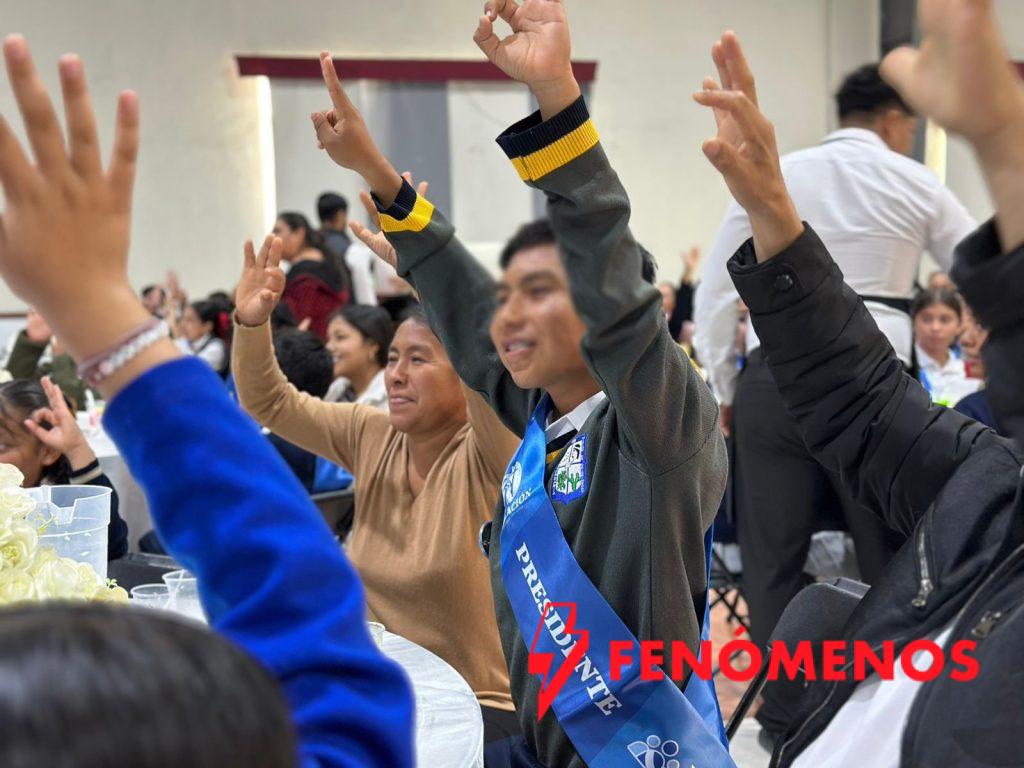 Estudiantes líderes de República Escolar toman protesta como presidentas y presidentes