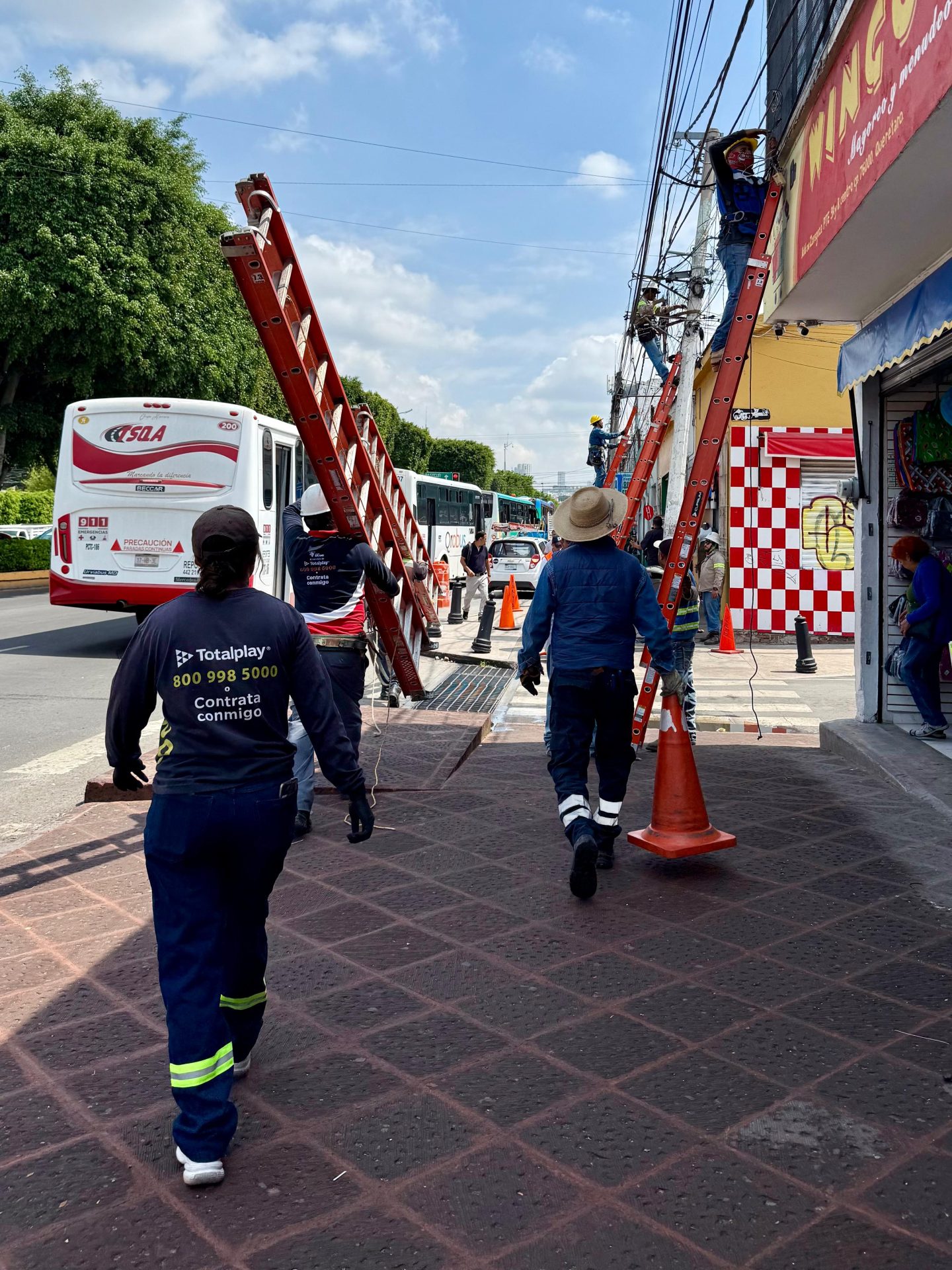 WhatsApp Image 2025-11-23 at 4.15.29 PM(1) Imagen de Se supera la meta de retiro de cableado en desuso 27