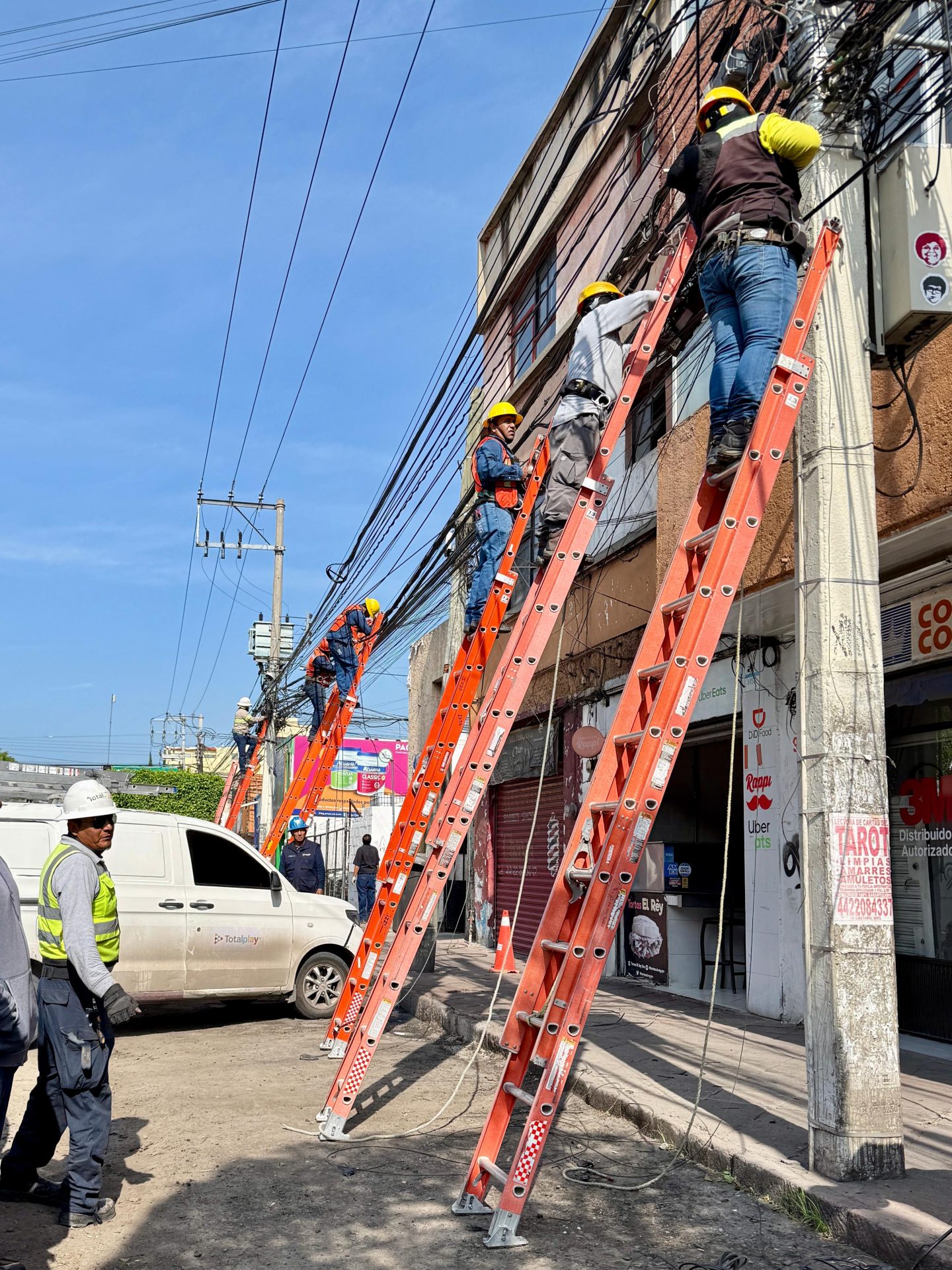 WhatsApp Image 2025-11-23 at 4.15.29 PM(3) Imagen de Se supera la meta de retiro de cableado en desuso 25