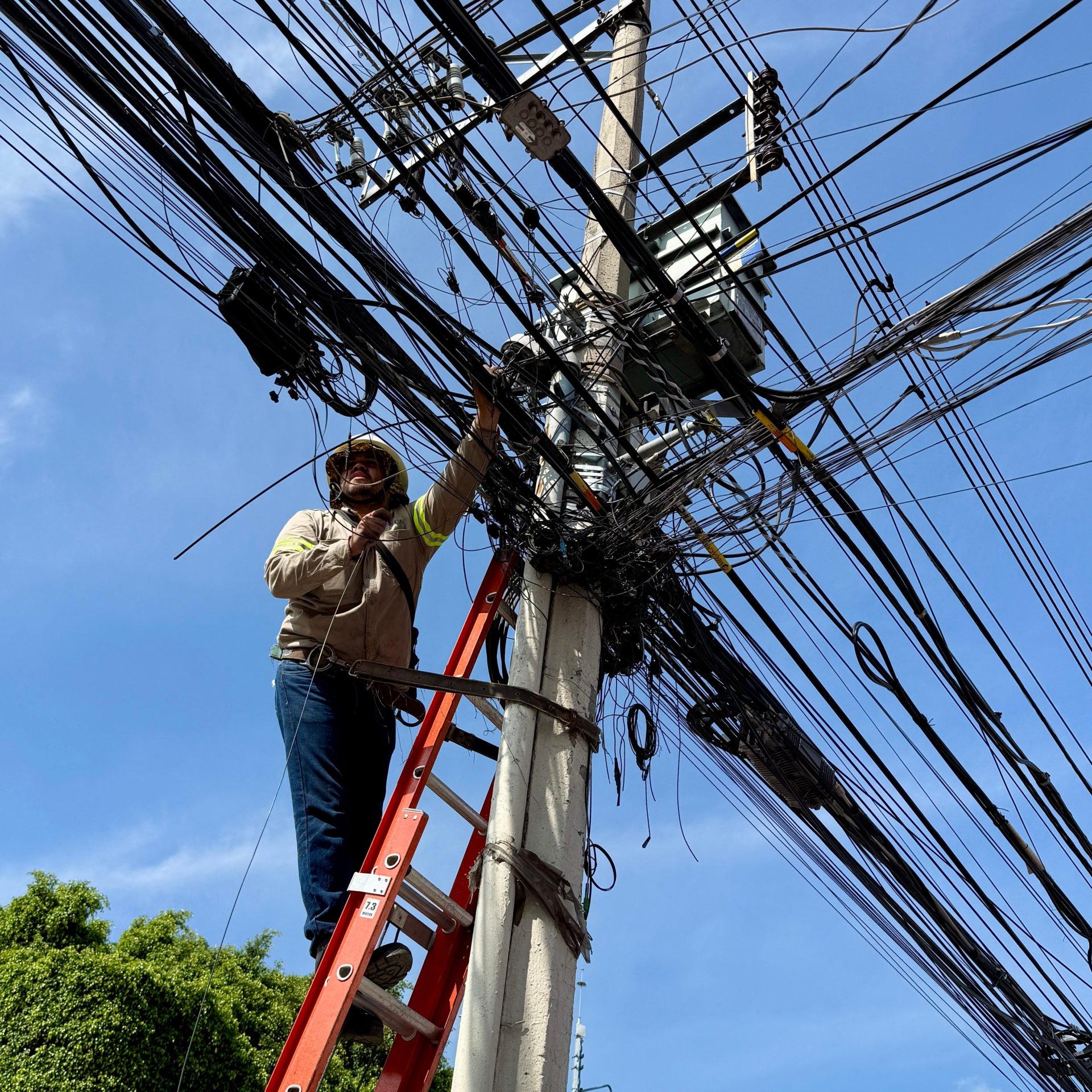 WhatsApp Image 2025-11-23 at 4.15.29 PM(4) Imagen de Se supera la meta de retiro de cableado en desuso 24