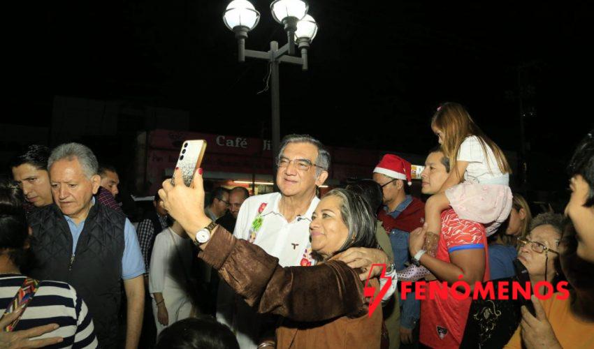Encabezan Américo y María desfile navideño y el tradicional encendido del pino