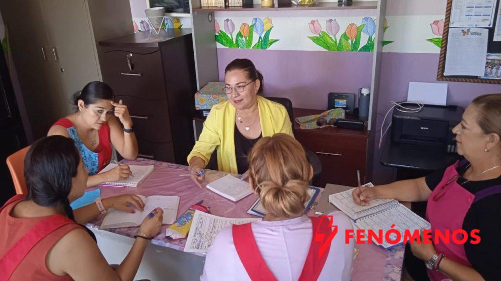 Una vida dedicada a educar con el corazón: Claudia Araceli Martínez recibe el distintivo “Maestra que deja huella”
