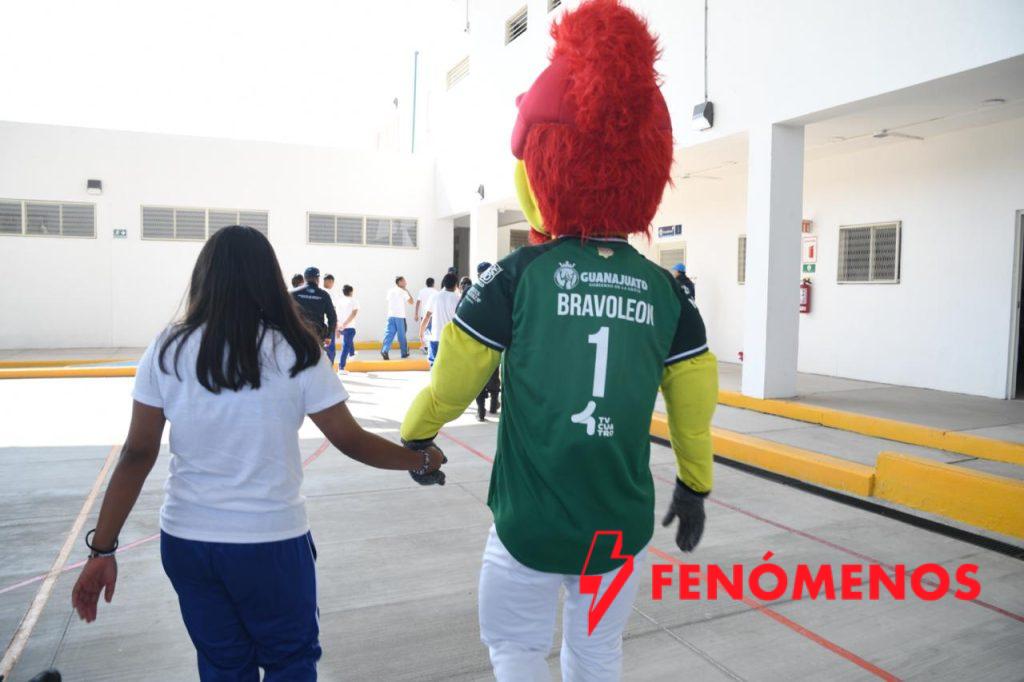 “Darle un buen batazo a esas malas decisiones”, llega Bravos de León al Centro de Internamiento Especializado para Adolescentes 