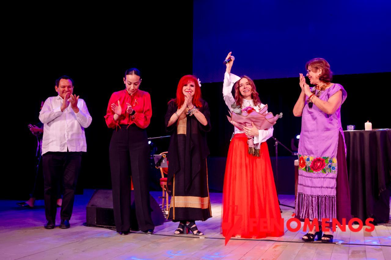 LA GOBERNADORA LAYDA SANSORES Y SU HOMÓLOGO DE YUCATÁN, JOAQUÍN DÍAZ, ASISTIERON AL CONCIERTO DE MARÍA SAN FELIPE