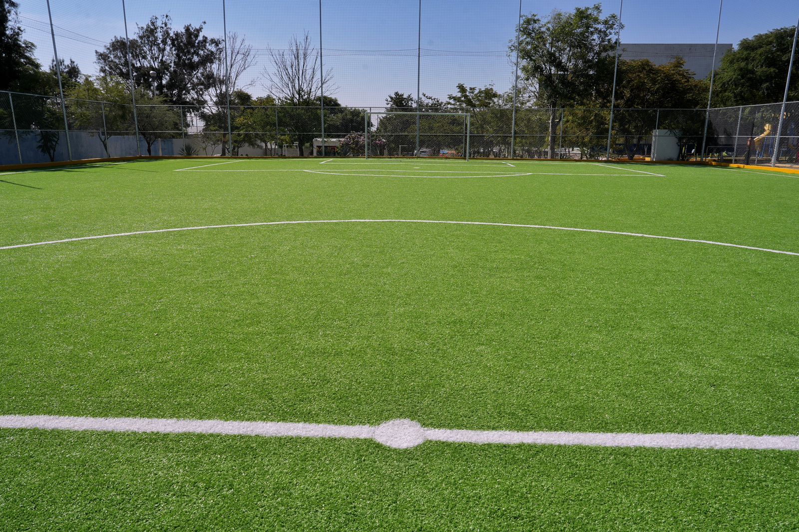 WhatsApp Image 2025-11-28 at 6.50.25 PM(1) Imagen de Entrega Felifer Macías rehabilitación de la cancha de futbol de la Unidad Deportiva Belén 7