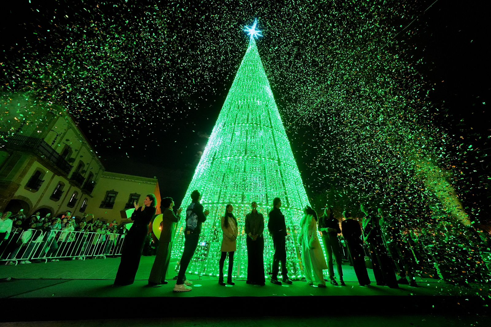 WhatsApp Image 2025-12-04 at 11.22.46 AM(1) Imagen de Asiste Felifer Macías al encendido del Árbol Monumental 3