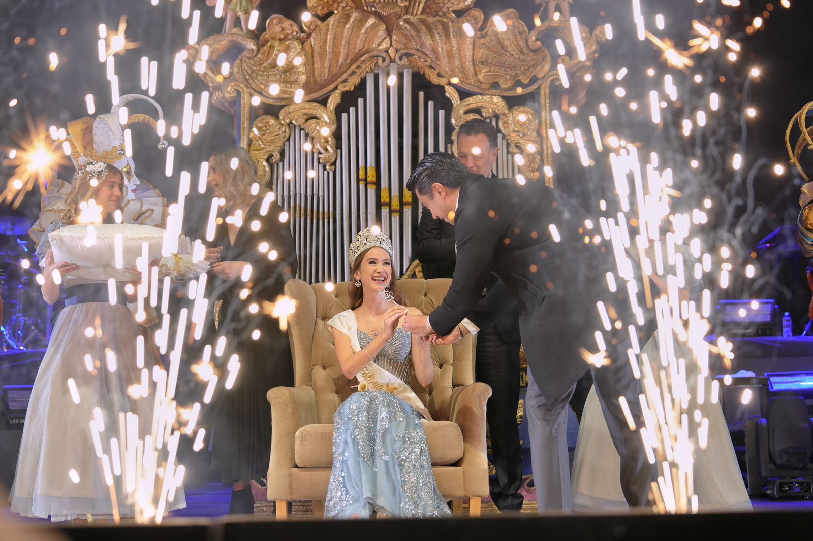 WhatsApp Image 2025-12-09 at 10.55.45 PM(5) Imagen de Acude Felifer Macías a la Ceremonia de Coronación de S.M. “Fátima I”, Reina de las Fiestas de Querétaro 2025 4