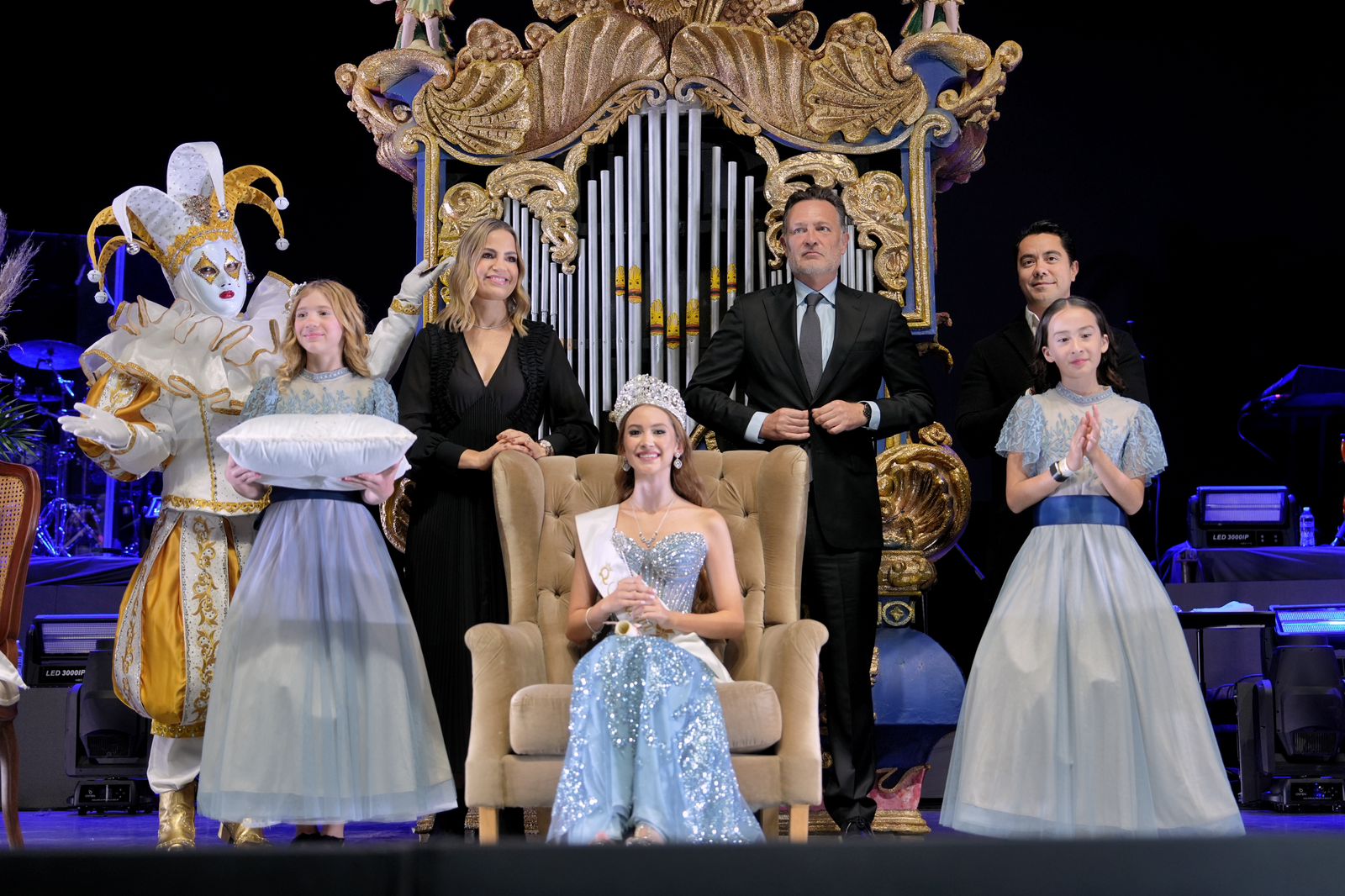 WhatsApp Image 2025-12-09 at 10.55.45 PM(6) Imagen de Acude Felifer Macías a la Ceremonia de Coronación de S.M. “Fátima I”, Reina de las Fiestas de Querétaro 2025 3