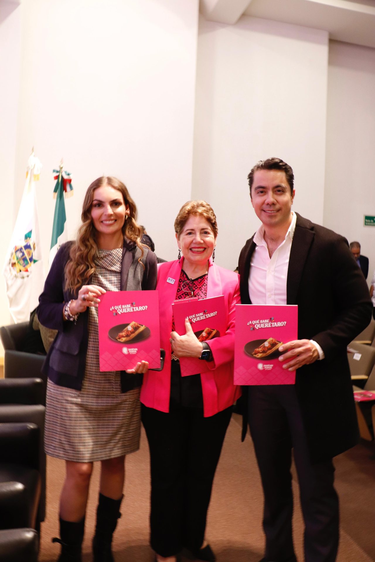 Imagen de Encabeza Felifer Macías la presentación del libro ¿A qué sabe Querétaro? 29