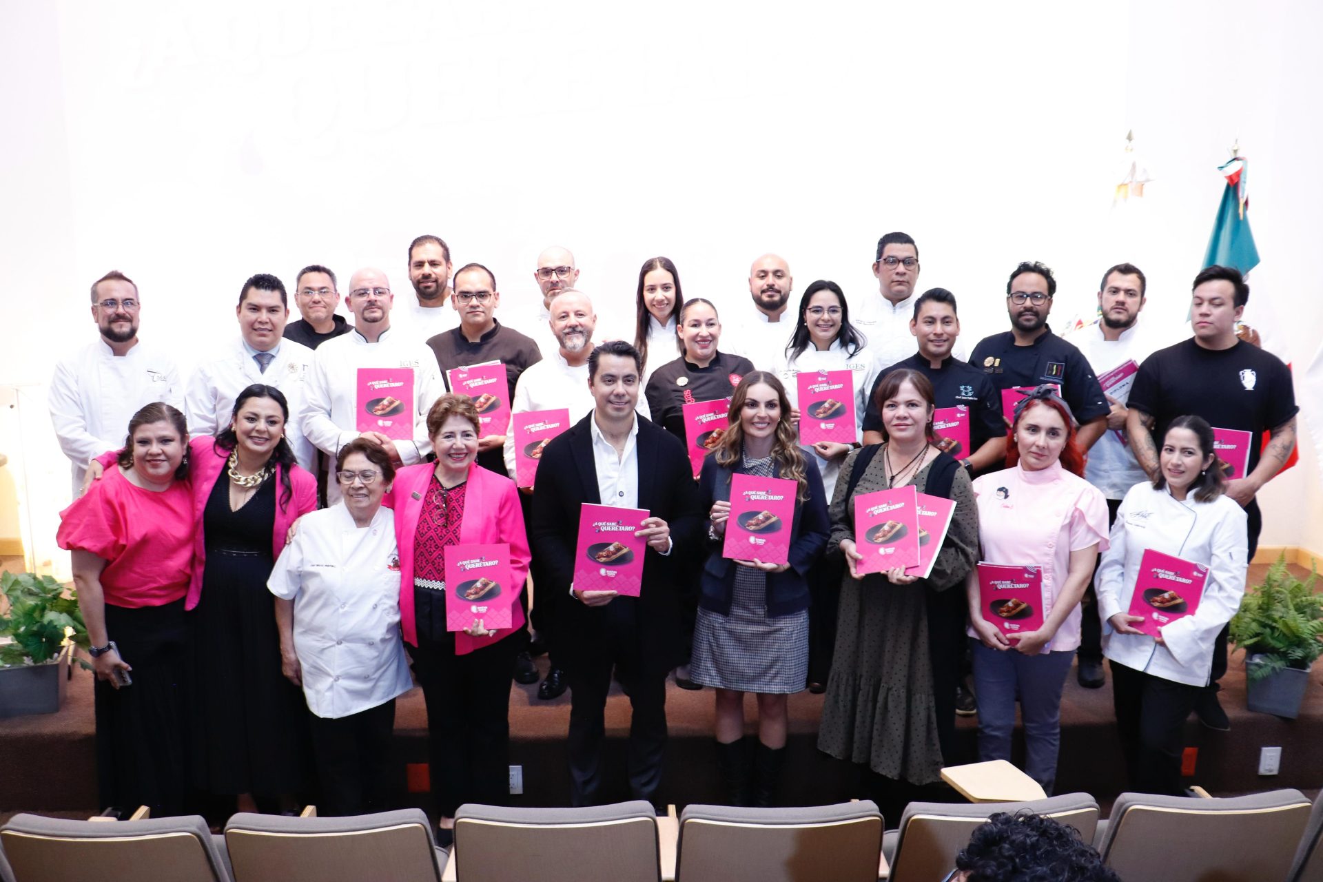 Imagen de Encabeza Felifer Macías la presentación del libro ¿A qué sabe Querétaro? 27