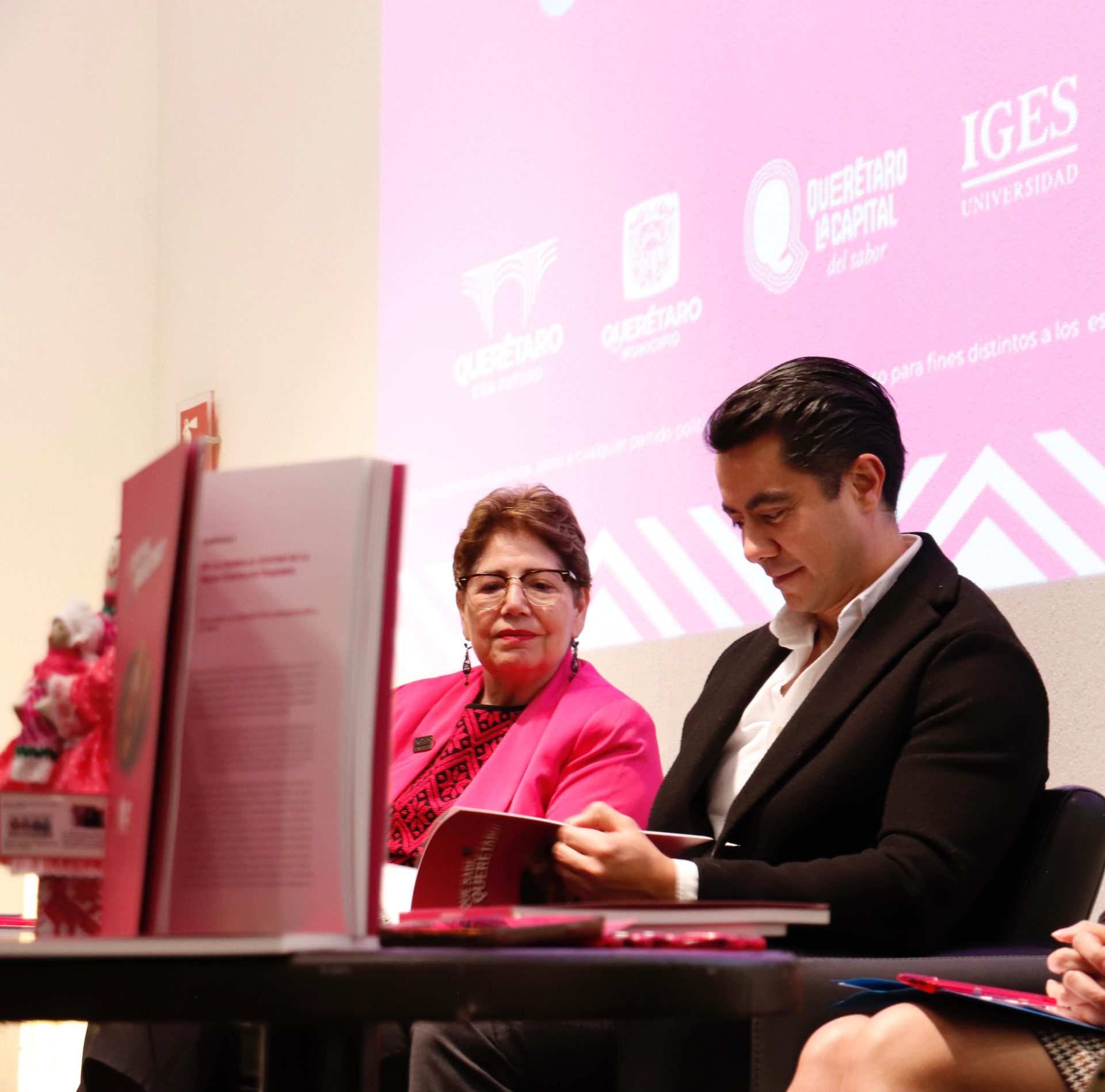 Imagen de Encabeza Felifer Macías la presentación del libro ¿A qué sabe Querétaro? 26