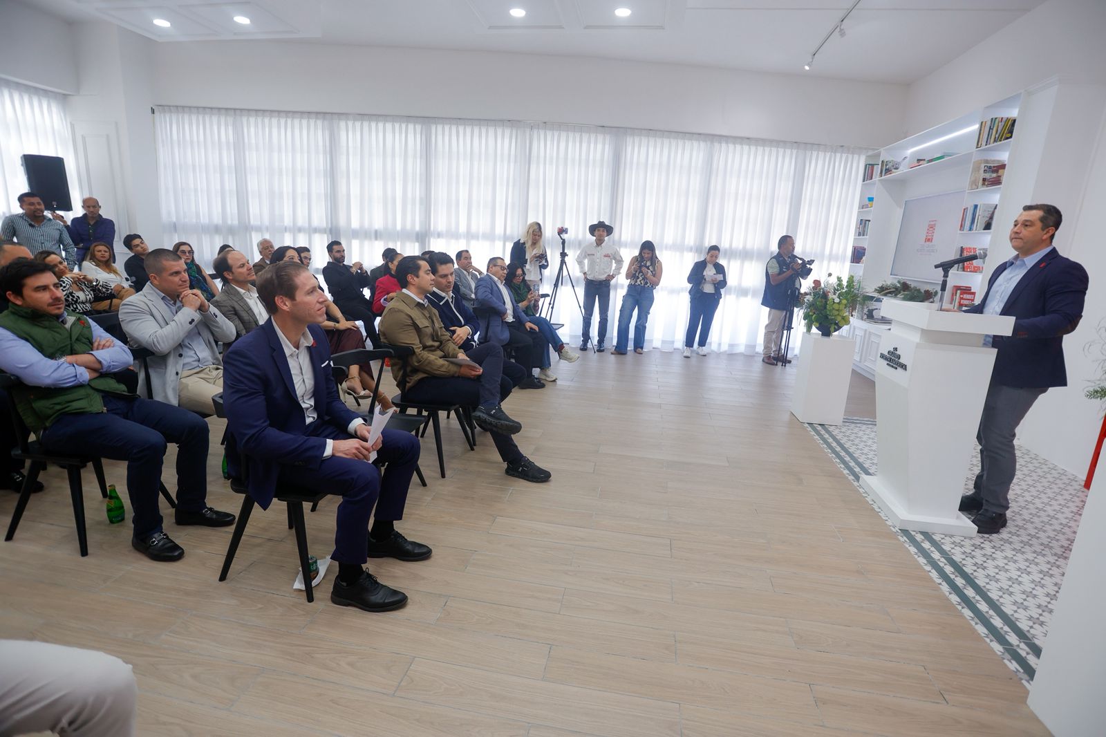 Imagen de Acude Felifer Macías a la inauguración del Centro de Liderazgo Leadership Center “The Grand North America” 4