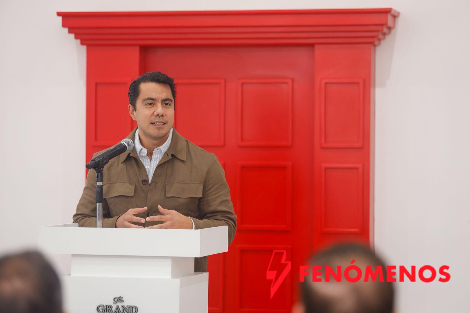 Acude Felifer Macías a la inauguración del Centro de Liderazgo Leadership Center “The Grand North America”