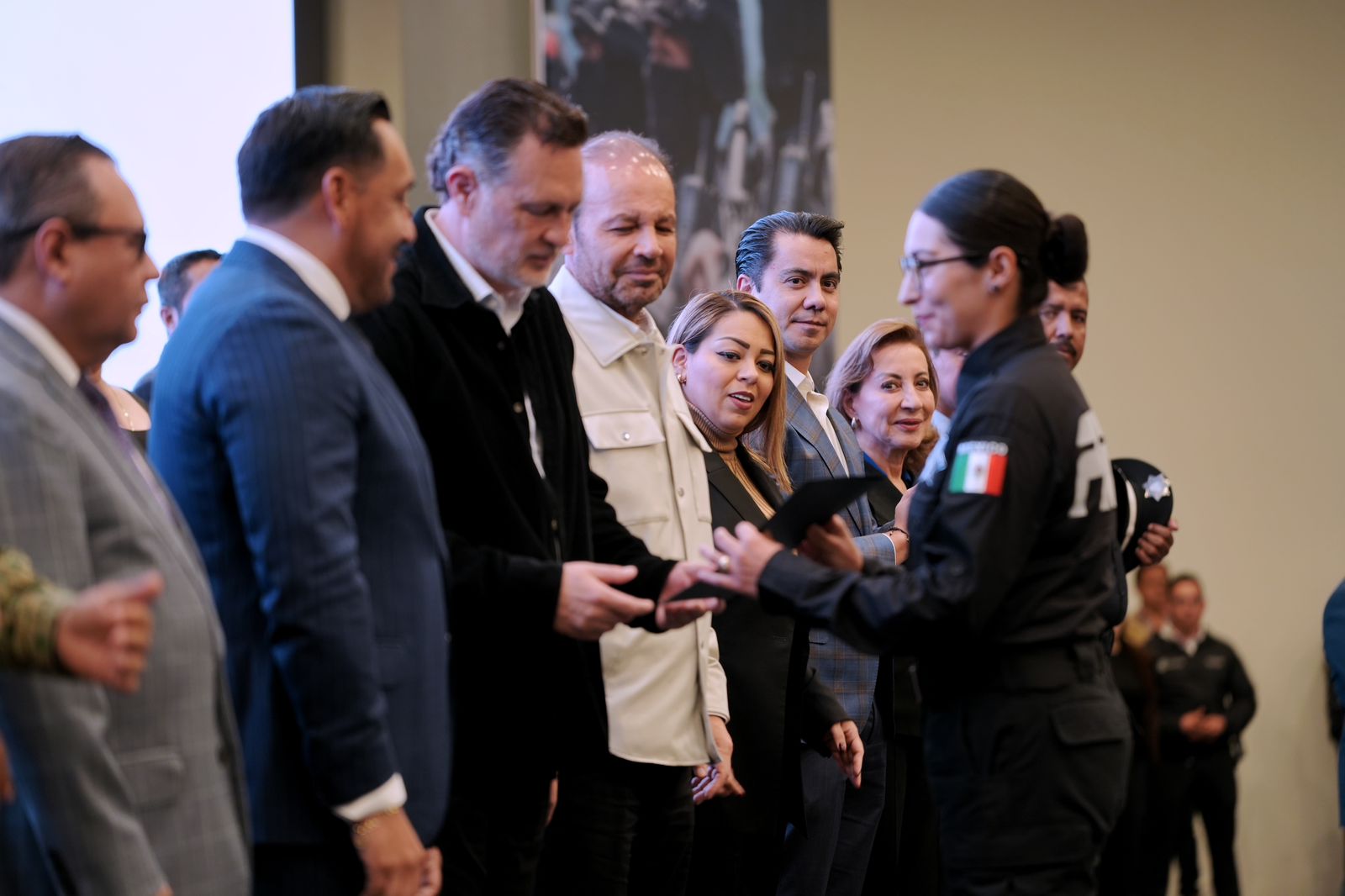 Imagen de Asiste Felifer Macías a graduación de nuevos policías en Querétaro 10