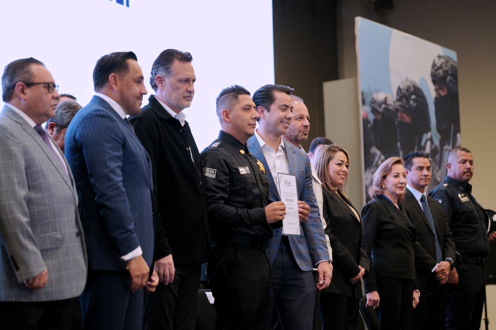 Imagen de Asiste Felifer Macías a graduación de nuevos policías en Querétaro 9