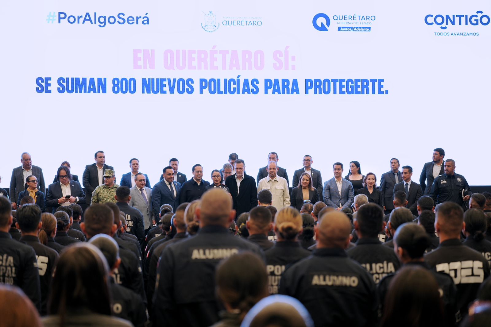 Imagen de Asiste Felifer Macías a graduación de nuevos policías en Querétaro 8