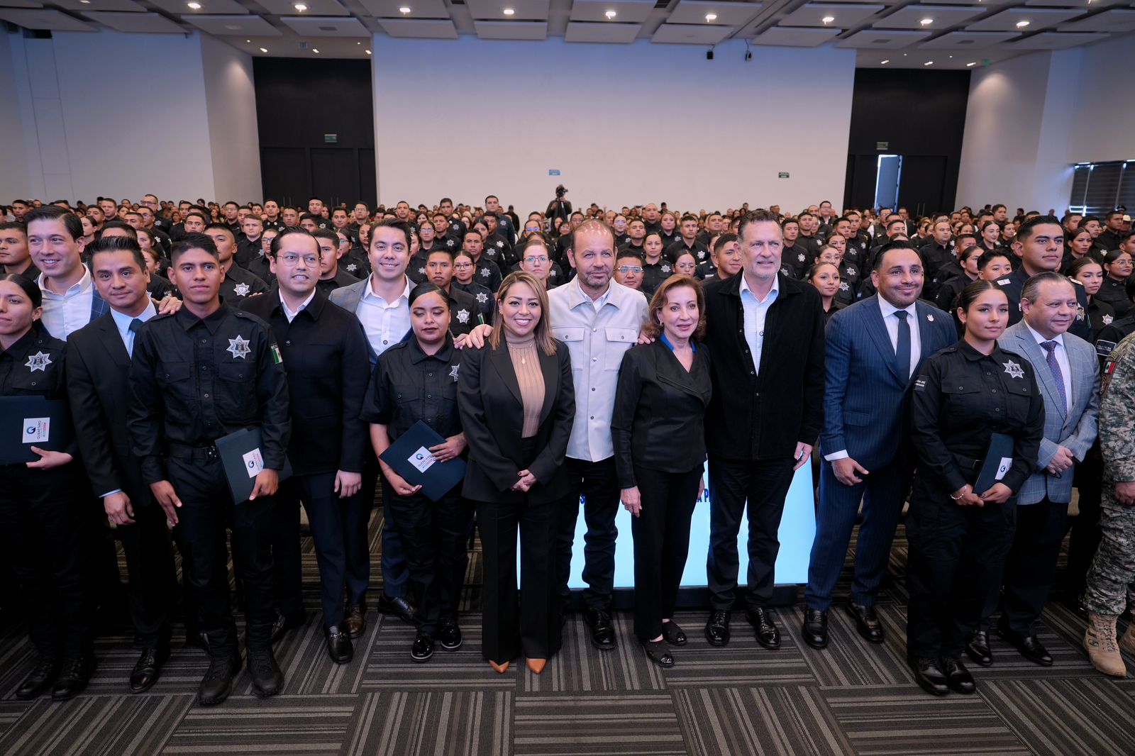 Imagen de Asiste Felifer Macías a graduación de nuevos policías en Querétaro 7