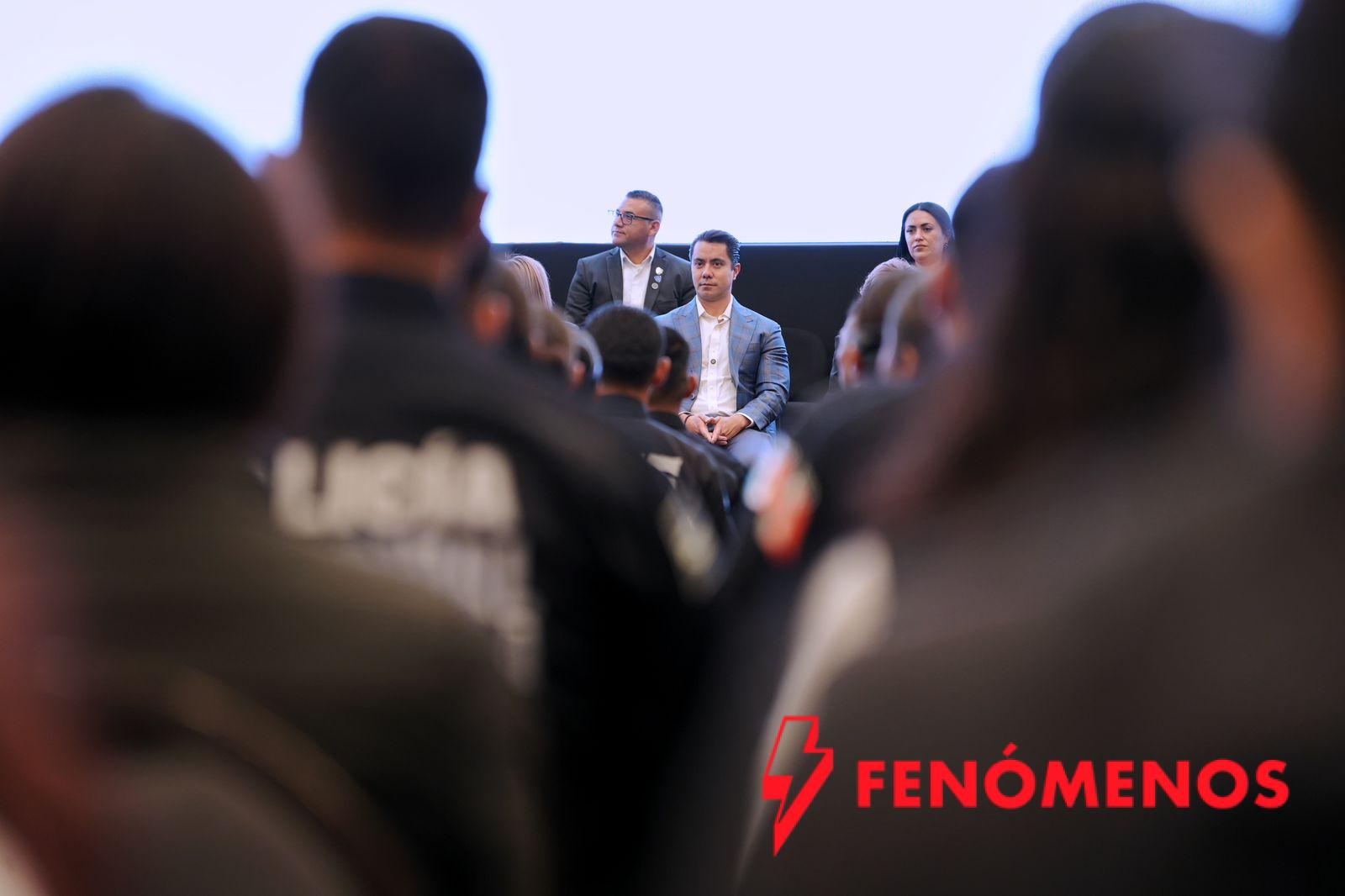 Asiste Felifer Macías a graduación de nuevos policías en Querétaro