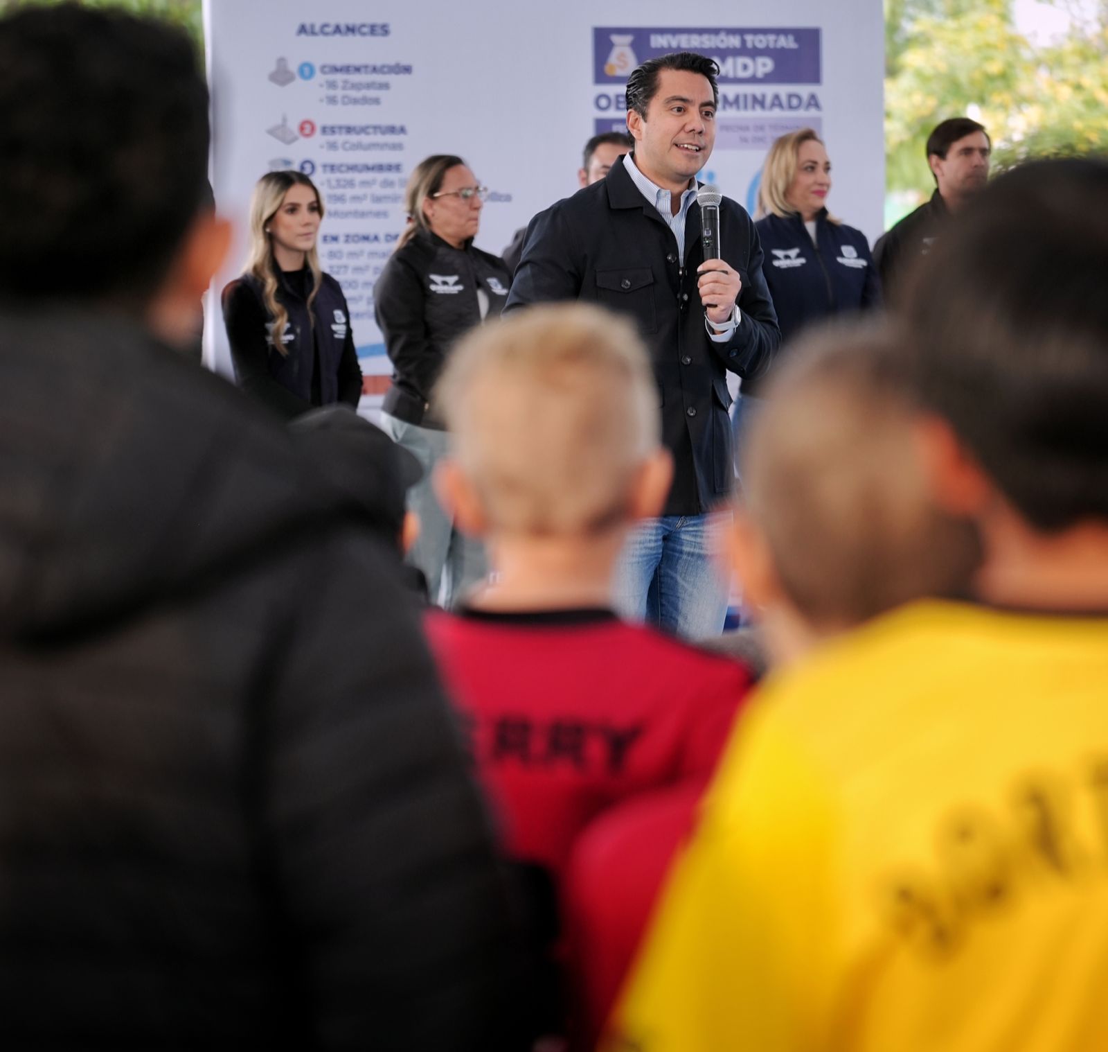 Imagen de Felifer Macías entrega techumbre en cancha deportiva de Viñedos 2