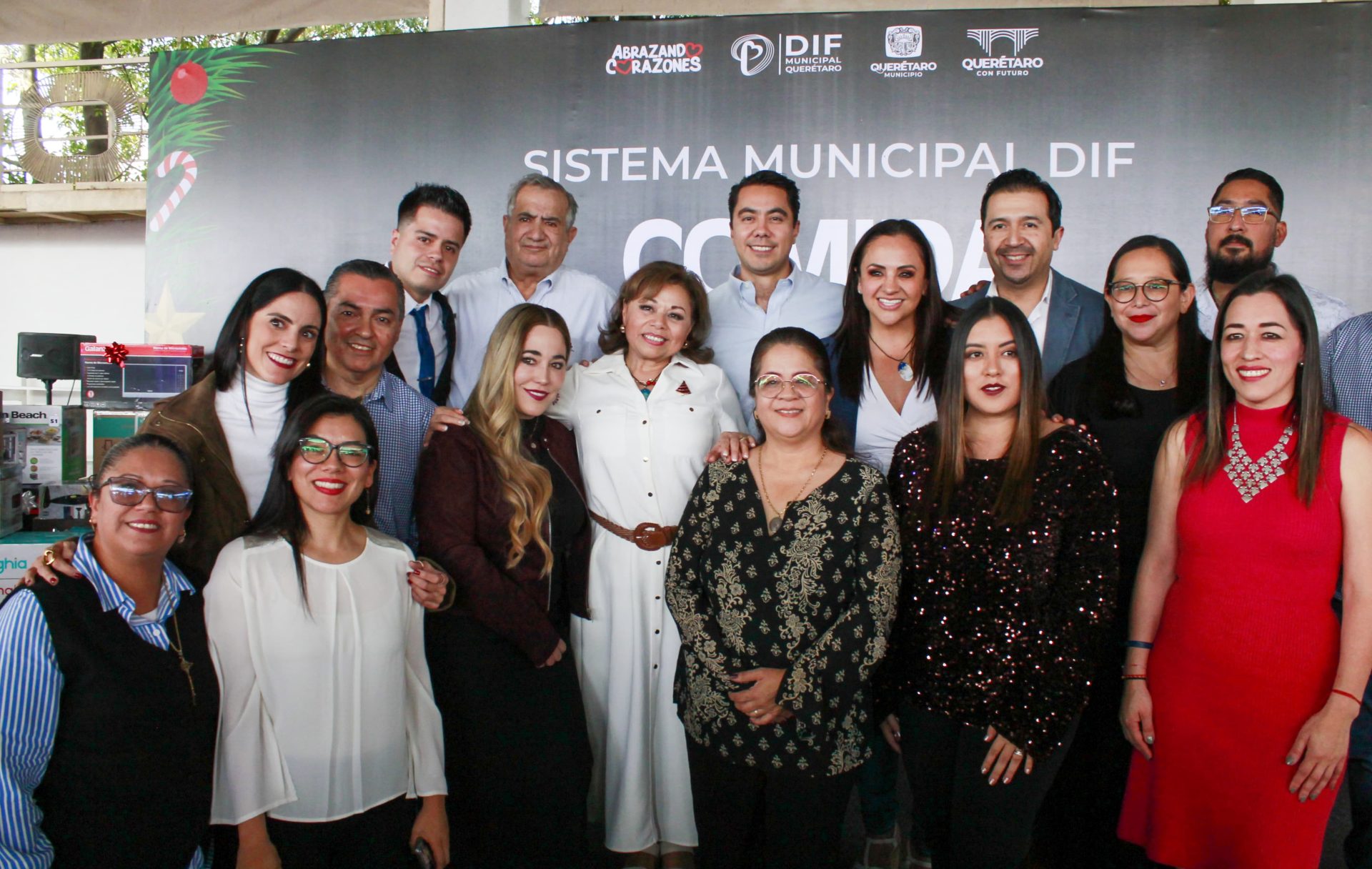 Imagen de Agradece Felifer Macías a Tania Ruiz Castro, su trabajo y entrega en el DIF Municipal 6