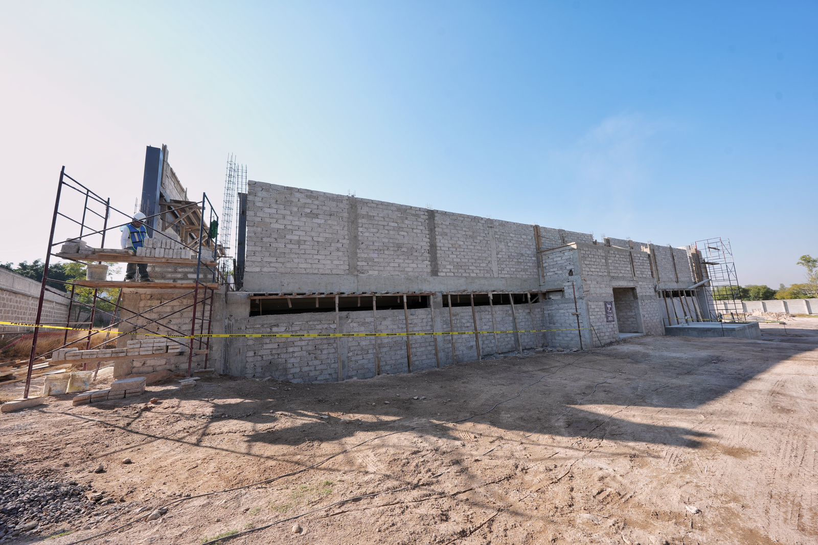 Imagen de Fortalece Felifer Macías la educación en Lomas de Casablanca con nuevo auditorio escolar 3