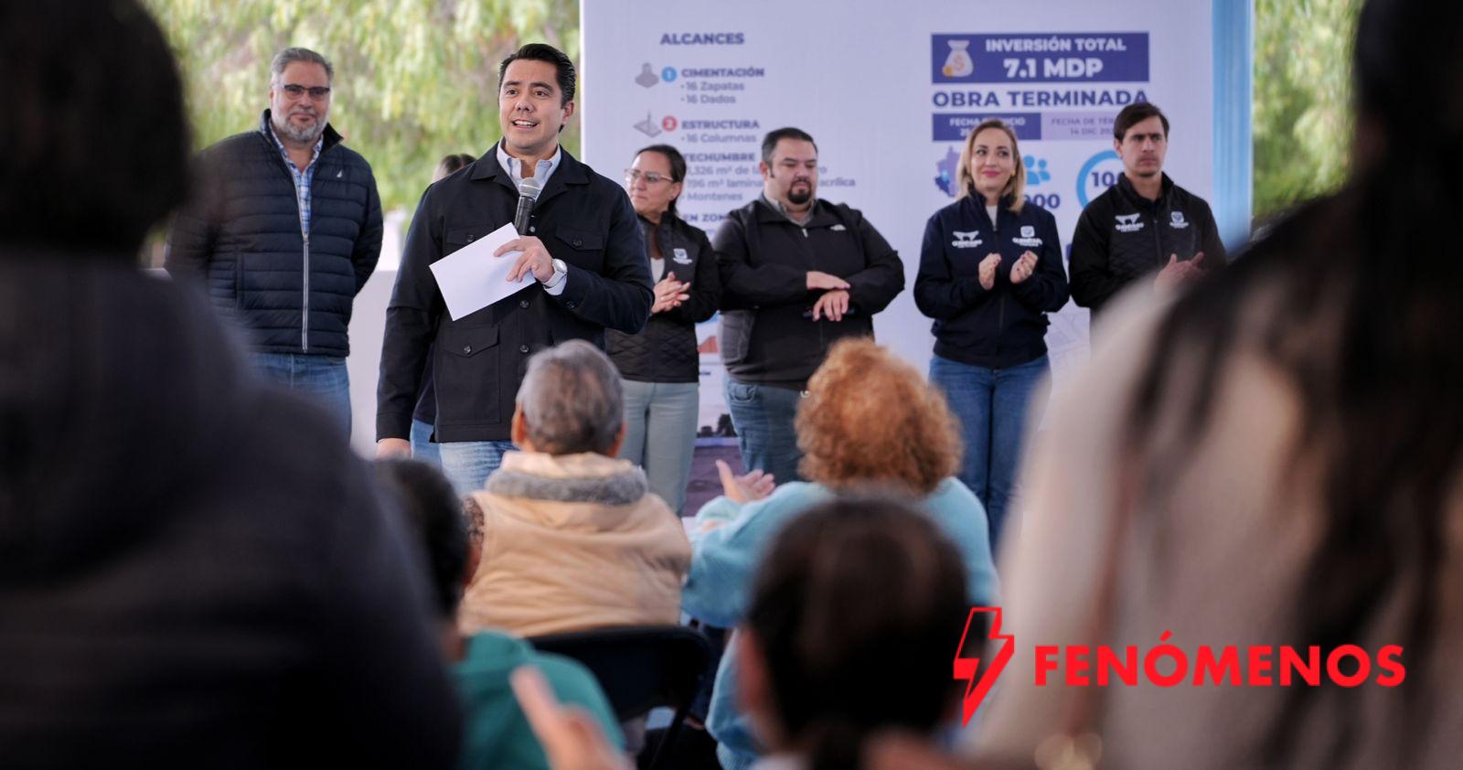 Felifer Macías entrega techumbre en cancha deportiva de Viñedos
