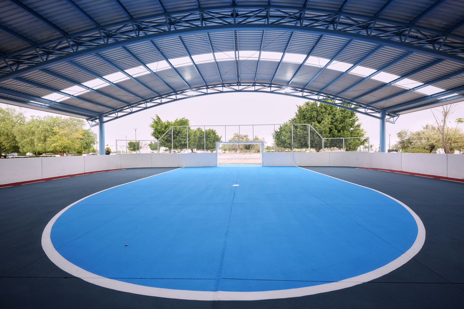 Imagen de Felifer Macías entrega techumbre en cancha deportiva de Viñedos 4