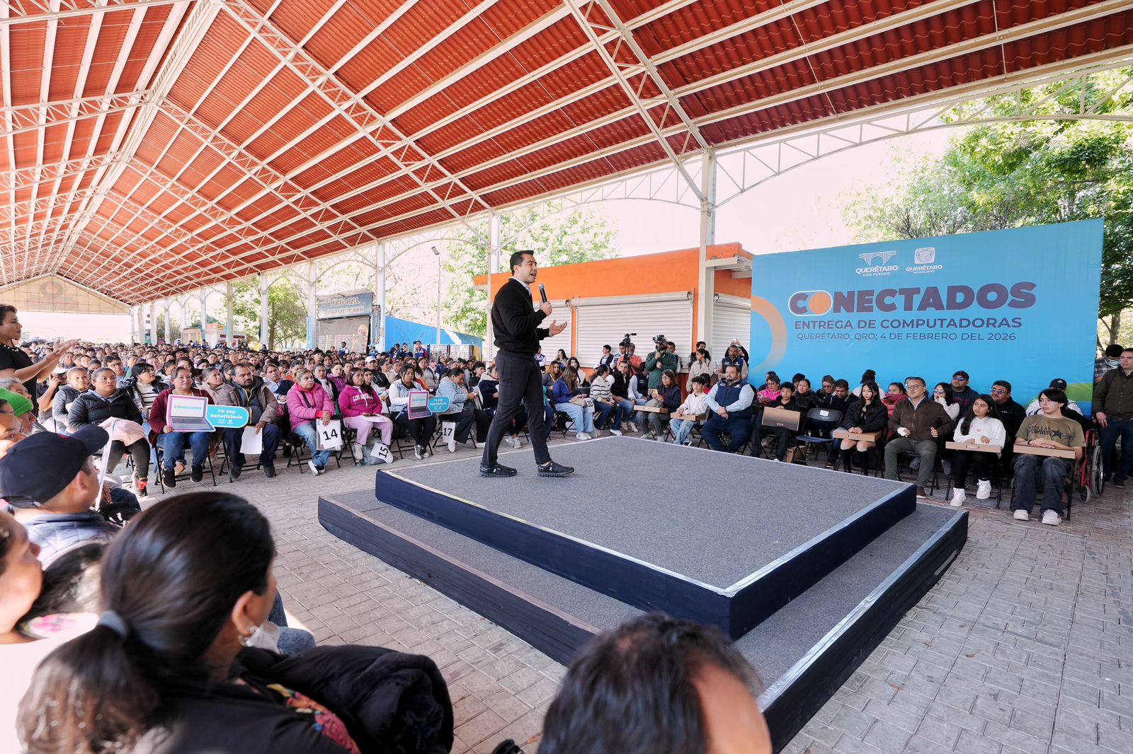Imagen de Entrega Felifer Macías más de mil computadoras en Santa Rosa Jáuregui 4