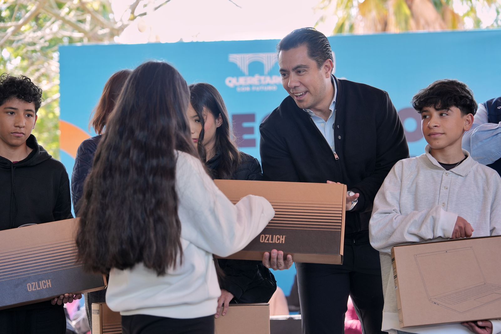 Imagen de Entrega Felifer Macías más de mil computadoras en Santa Rosa Jáuregui 6