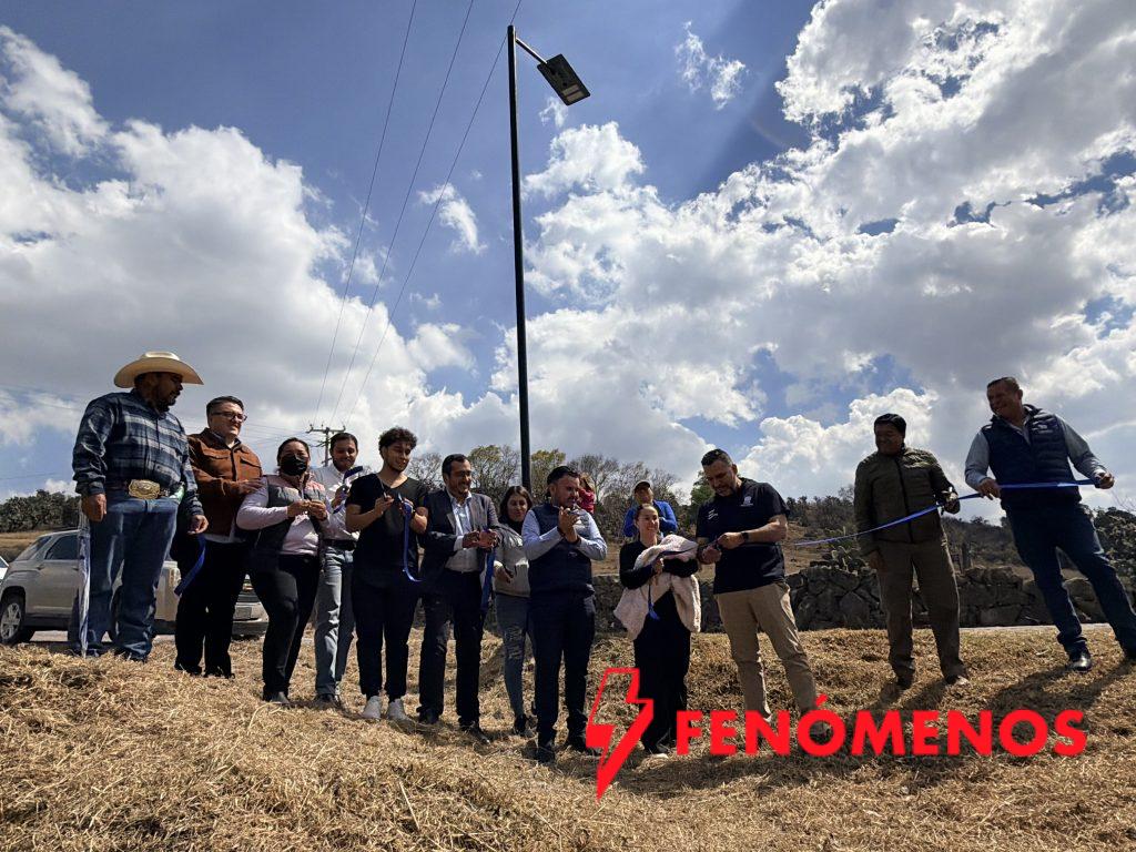 Gente de Coroneo, ya tiene luminarias de energía solar