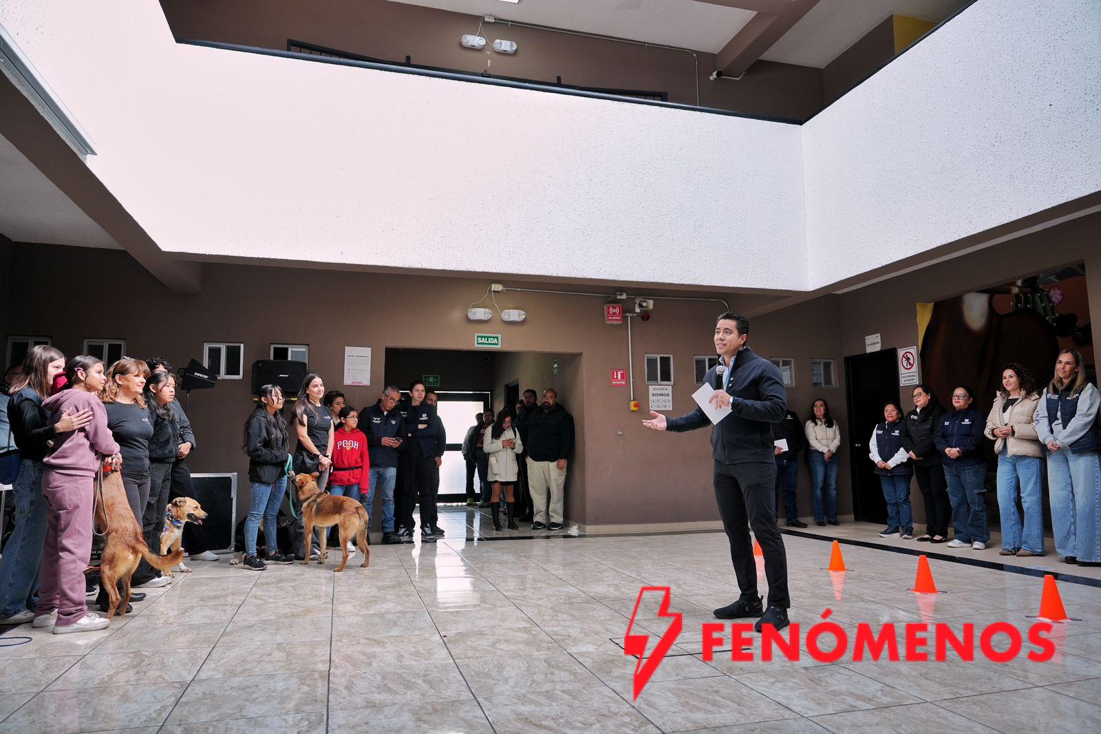 Acude Felifer Macías al Cierre del Primer Taller de Entrenamiento de Perros