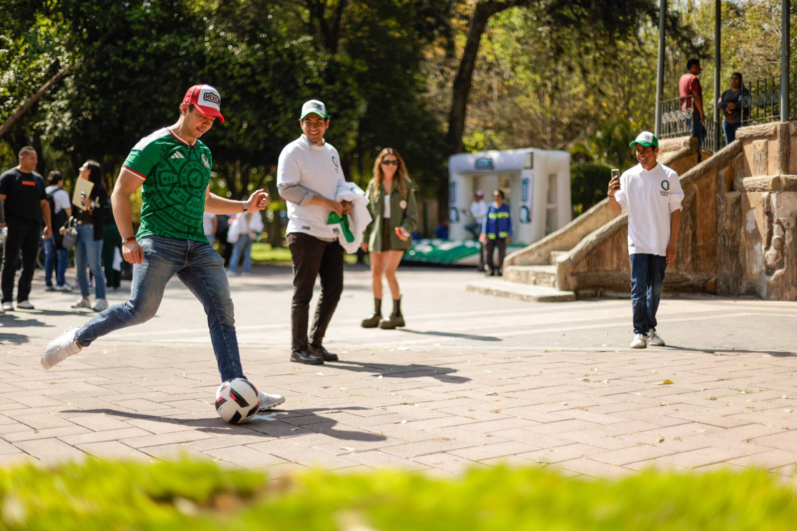 WhatsApp Image 2026-02-16 at 10.07.23 AM (2) Imagen de Acude Felifer Macias a activación en el marco del partido de fútbol México vs. Islandia 10