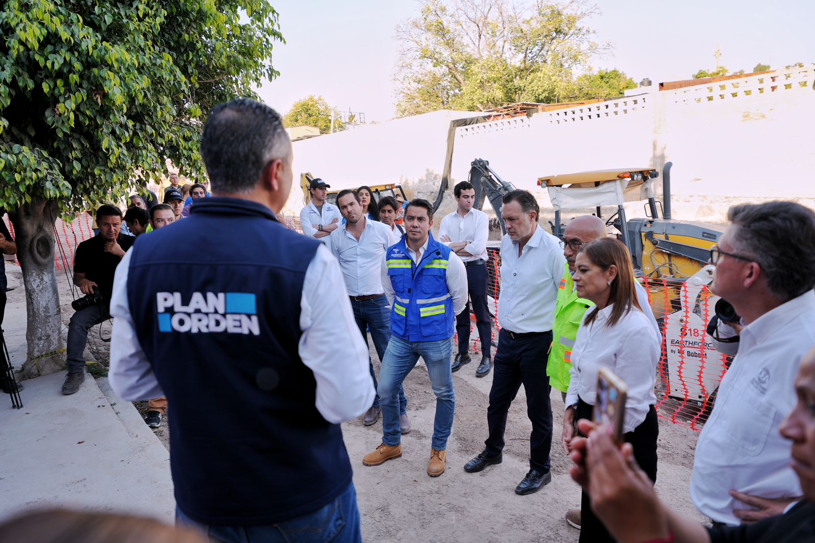 Imagen de Acompaña Felifer Macías al Gobernador a supervisión de obras de control pluvial Menchaca-Peñuelas 11