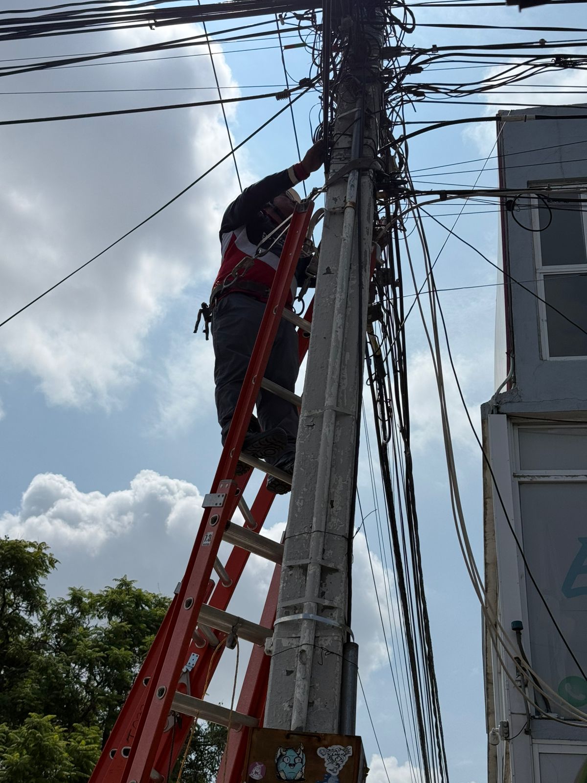 WhatsApp Image 2026-02-16 at 9.52.37 AM (2) Imagen de Continúa en 2026 el retiro de cableado en desuso para fortalecer el orden y la seguridad vial en el municipio 8