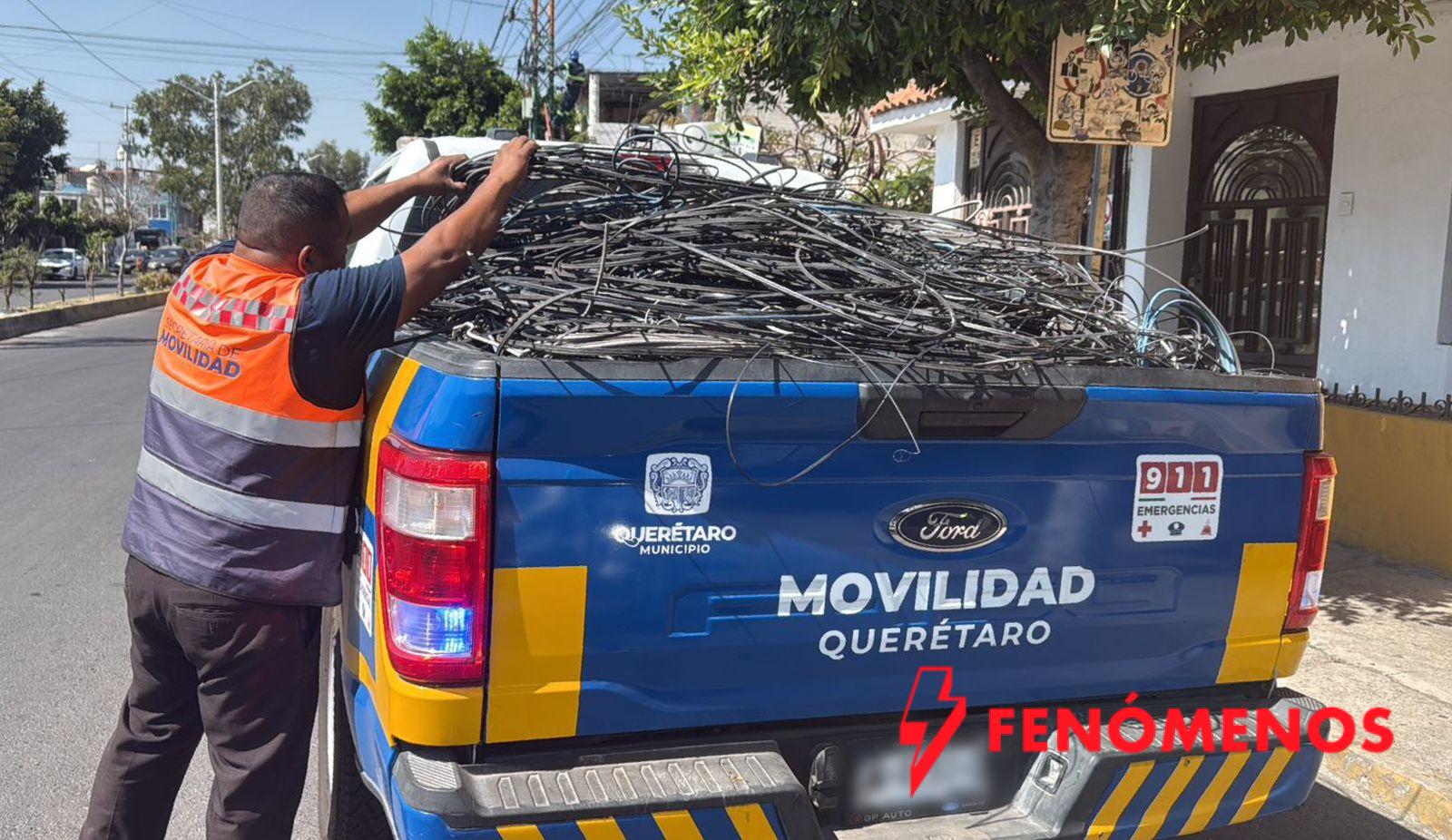 Continúa en 2026 el retiro de cableado en desuso para fortalecer el orden y la seguridad vial en el municipio